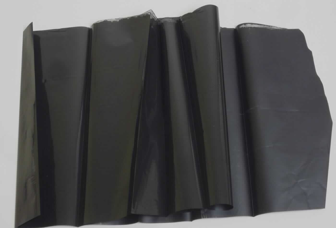 Angaben des Antragstellers:
Folie (Oriented Polypropylene) zum Kaschieren auf Papier (für Papiertragetaschen)

Feststellungen an einem Warenmuster:
Es wurde ein transparenter Folienabschnitt mit schwarzer Beschichtung vorgelegt.

Befund:
Es liegt eine Folie aus Polymeren des Propylens im Sinne der Unterposition (KN) 3920 2029 vor.