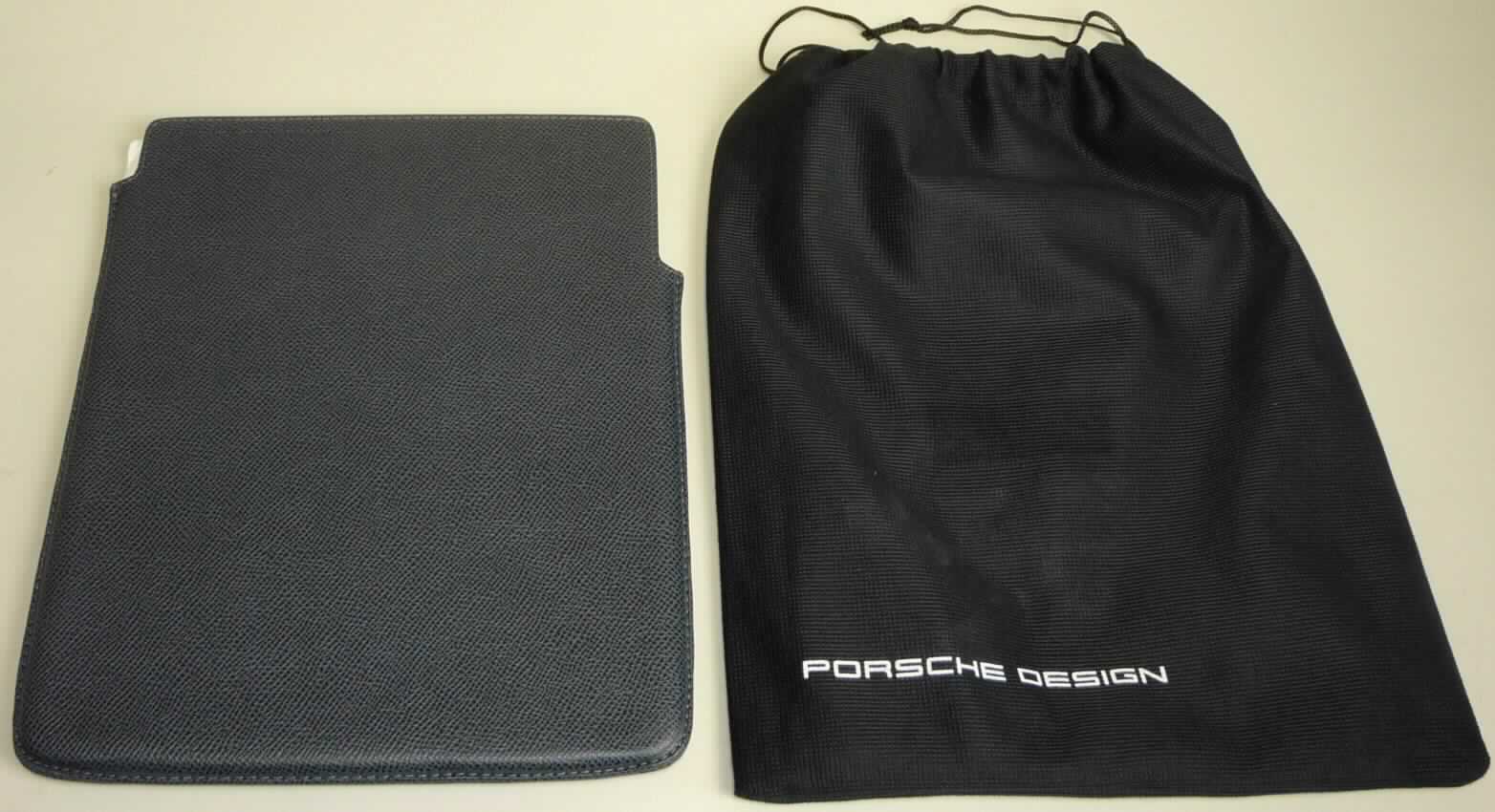 Etuiähnliches Behältnis, sog. French Classic Case for iPad Porsche Design, Art.-Nr. 4090001026, Abbildung siehe 
Anlage, 
- mit einer Außenseite Leder (lt. Antrag), 
- rechteckig, mit den Abmessungen von ca. 20,5 (B) x 25,2 (H) x 1,3 (T) cm, 
- ohne Verschluss, an der Öffnung (Schmalseite) seitlich abgeschrägt, 
- ohne Inneneinteilung, gefüttert, 
- dient dem Transport und der Aufbewahrung eines Tablet-Computers (iPad), 
- keine Hinweise auf Handarbeit, 
- in einen Schutzbeutel aus Spinnstoffen verpackt (handelsübliche Verkaufsumschließung).

"Etuiähnliches Behältnis, anderes als in den Unterpositionen 4202 1110 bis 4202 3900 genannte, mit Außenseite 
 aus Leder, anderes als in der Unterposition 4202 9110 genannte, nicht handgearbeitet"