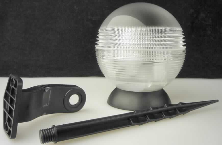 Sog. Solar Schwimm und Dekoleuchte, SW - 261W, siehe Foto, 
- elektrischer Beleuchtungskörper (charakterbestimmend aufgrund des Umfangs und 
  der Verwendung) in Form einer im Durchmesser ca. 11 cm großen, aufschraubbaren Kugel
  aus lichtdurchlässigem Kunststoff, mit einem Solarfeld, einer Farbwechsel Leuchtdiode, 
  einem Batteriefach, AUTO/- AUS-Schalter, sonstiger elektrischer Ausstattung und einem
  Dämmerungssensor im Innern, auf einem abschraubbaren, runden Kunststofffuß,
- mit einem beigefügten, anschraubbaren Erdspieß aus Kunststoff,
- mit einem beigefügten, anschraubbaren Lampenarm aus Kunststoff (inklusive
  Befestigungsmaterial zur Wandmontage).
Die Ware dient als Solarleuchte der Außenbeleuchtung. Sie kann wahlweise an einer Wand montiert werden, im Boden verankert werden, hingestellt werden oder als Schwimmleuchte verwendet werden. Sie ist mit einer Anleitung in einem bedruckten Karton verpackt.
 
Die zusammengesetzte Ware mit mehreren Funktionen ist aufgrund Ihres charakterbestimmenden Bestandteils und der genaueren Warenbezeichnung als "Beleuchtungskörper, anderweit weder genannt noch inbegriffen, elektrische Wandleuchte, ausgenommen solche von der für öffentliche Plätze oder Verkehrswege verwendeten Art, aus Kunststoff, von der mit Leuchtdioden verwendeten Art, andere als für zivile Luftfahrzeuge" einzureihen.