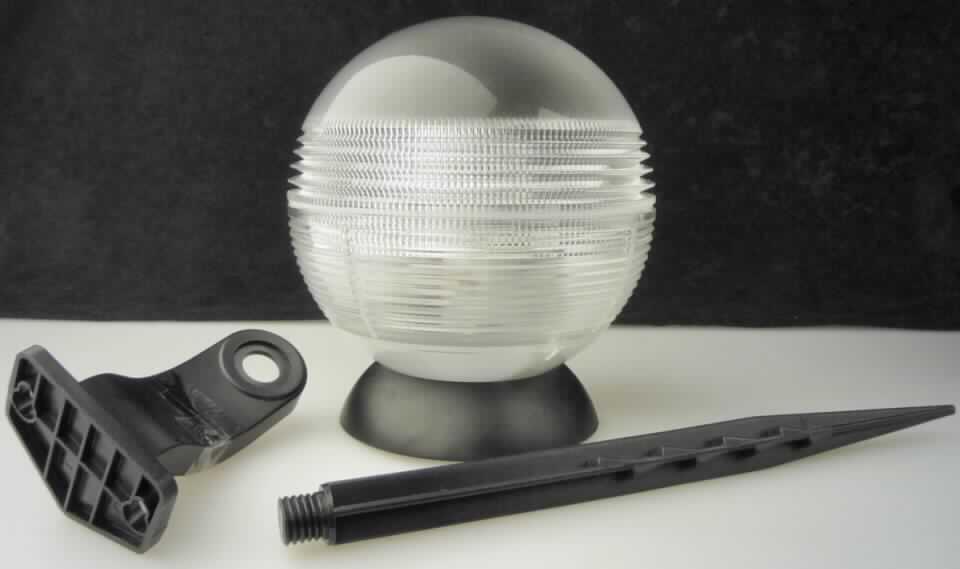 Sog. Solar Schwimm und Dekoleuchte, SW - 261W, siehe Foto, 
- elektrischer Beleuchtungskörper (charakterbestimmend aufgrund des Umfangs und 
  der Verwendung) in Form einer im Durchmesser ca. 11 cm großen, aufschraubbaren Kugel
  aus lichtdurchlässigem Kunststoff, mit einem Solarfeld, einer weißen Leuchtdiode, einem 
  Batteriefach, AUTO/- AUS-Schalter, sonstiger elektrischer Ausstattung und einem
  Dämmerungssensor im Innern, auf einem abschraubbaren, runden Kunststofffuß,
- mit einem beigefügten, anschraubbaren Erdspieß aus Kunststoff,
- mit einem beigefügten, anschraubbaren Lampenarm aus Kunststoff (inklusive
  Befestigungsmaterial zur Wandmontage).
Die Ware dient als Solarleuchte der Außenbeleuchtung. Sie kann wahlweise an einer Wand montiert werden, im Boden verankert werden, hingestellt werden oder als Schwimmleuchte verwendet werden. Sie ist mit einer Anleitung in einem bedruckten Karton verpackt.
 
Die zusammengesetzte Ware mit mehreren Funktionen ist aufgrund Ihres charakterbestimmenden Bestandteils und der genaueren Warenbezeichnung als "Beleuchtungskörper, anderweit weder genannt noch inbegriffen, elektrische Wandleuchte, ausgenommen solche von der für öffentliche Plätze oder Verkehrswege verwendeten Art, aus Kunststoff, von der mit Leuchtdioden verwendeten Art, andere als für zivile Luftfahrzeuge" einzureihen.