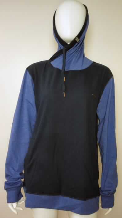 Blousonähnliches Kleidungsstück, sog. Hooded Sweatshirt Roast, RW10520509, Größe M, Foto siehe Anlage,
- aus ca. 0,7 mm dicken, einfarbigen und ca. 0,5 mm dicken, buntgewirkten Gewirken aus lt. Antrag
  100 % Baumwolle,
- über die Taille reichend (Rückenlänge: ca. 71 cm),
- mit einer Kapuze, deren Ränder von links auf rechts überlappen (Männerkleidung),
- mit langen Ärmeln mit verengenden Bündchen, die über den unteren Rand des Kleidungsstücks hinausreichen,
- vorn mit zwei aufgesetzten Taschen,
- mit einem verengenden Bund am unteren Rand.

"Blousonähnliches Kleidungsstück, für Männer, aus Baumwolle"