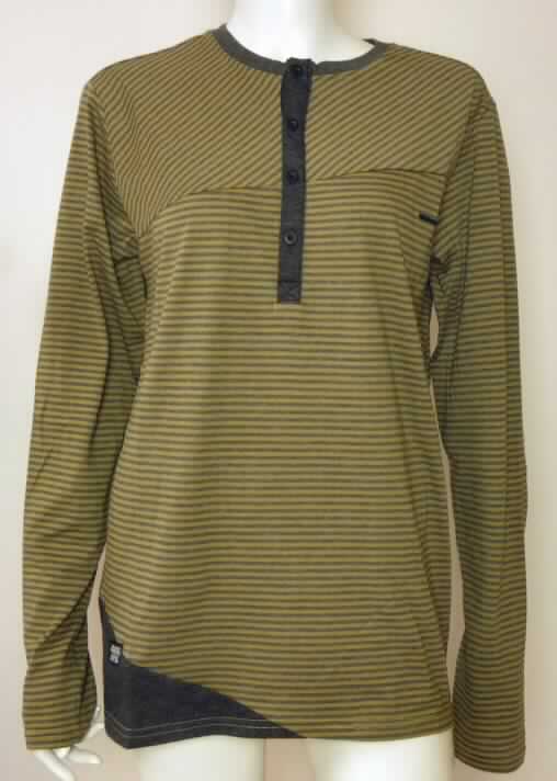Hemd, sog. Longsleeve Lloyd, RW10520203, Größe M, Foto siehe Anlage,
- aus ca. 0,5 mm dicken, buntgewirkten Gewirken aus lt. Antrag 50 % Baumwolle und 50 % Polyester
  (synthetische Chemiefasern); mit durchschnittlich mehr als 10 Maschen je linearen Zentimeter in
  jeder Richtung, 
- über die Taille reichend (Rückenlänge: ca. 71 cm),
- vorn mit einer nicht durchgehenden Öffnung mit Knopfverschluss von links über rechts (Männerkleidung),
- mit langen Ärmeln,
- um unteren Rand gesäumt.

"Hemd aus Gewirken, für Männer, aus synthetischen Chemiefasern"