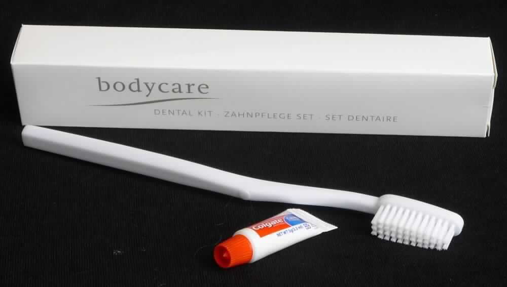 Es handelt sich bei dem sog. "Dental Set / Zahnpflege" um eine Warenzusammenstellung in Aufmachung für den Einzelverkauf, bestehend aus: 

-	einer aus einem Stück geformten Zahnbürste aus Kunststoff, ca. 19 cm lang, mit einer mit Einzugsmaterial aus synthetischen bzw. künstlichen Filamenten bestückten Fassung und
-	einer aufschraubbaren Tube Zahnpasta 5g (3,3ml). 

Die Zahnbürste bestimmt hinsichtlich der Verwendung und aufgrund des äußeren Erscheinungsbildes den Charakter der Warenzusammenstellung. 
Zahnpasta und Zahnbürste sind in einer Pappschachtel verpackt. 

Die Ware ist als "Bürste, Zahnbürste" einzureihen.