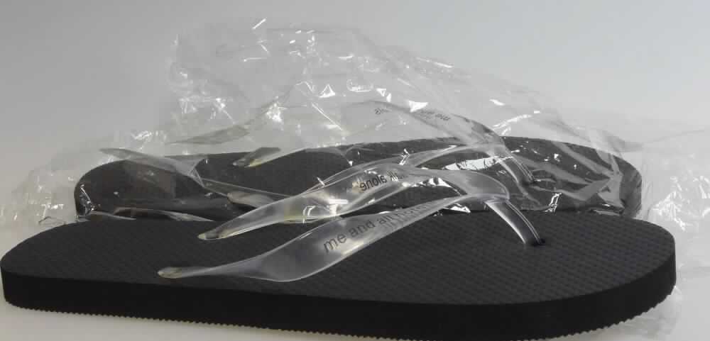 Zehenstegsandalen (lt. Antrag: "SPA-Slipper", Foto siehe Anlage)
- mit Laufsohlen aus (lt. Antrag) Kunststoff,
- mit zehenfreiem Oberteil aus einem Kunststoffriemen, der an drei Punkten mit
  der Sohle durch Zapfen zusammengesteckt ist

"Schuhe mit Laufsohlen aus Kunststoff und Oberteil aus Riemen aus Kunststoff,
 mit der Sohle durch Zapfen zusammengesteckt; keine Sportschuhe"