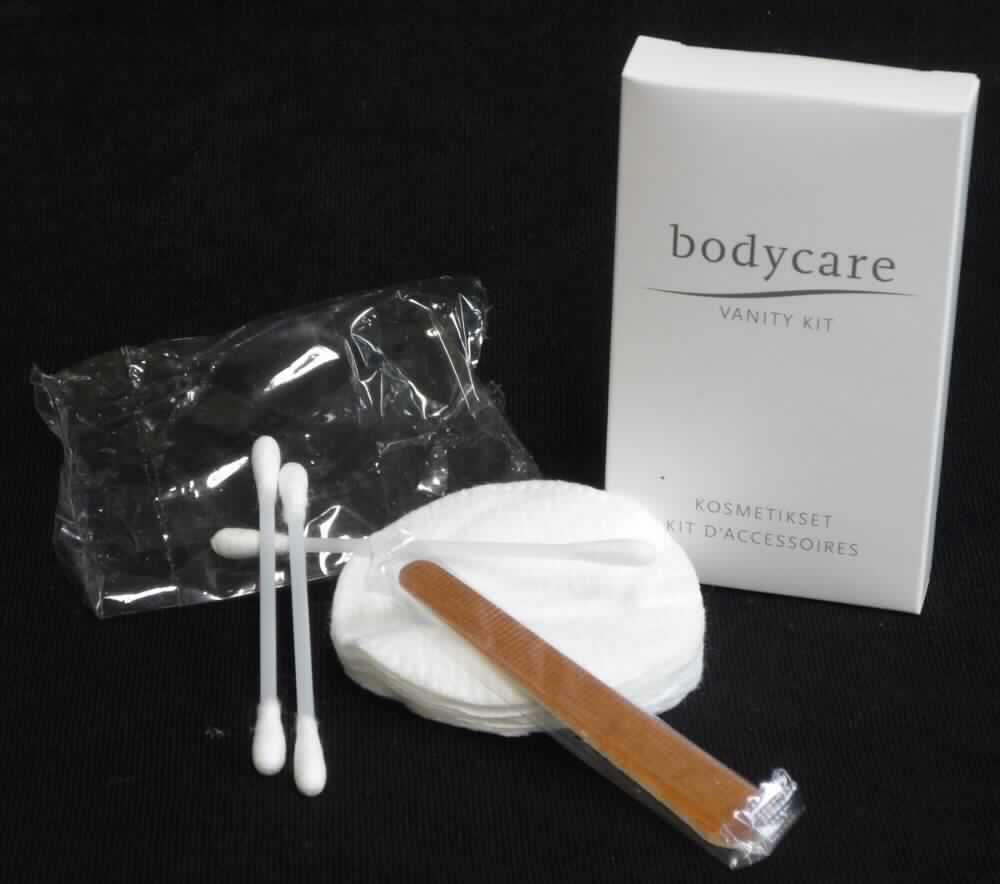 Bei der als "Kosmetikset / Vanity Kit" bezeichneten Ware handelt es sich um eine Reisezusammenstellung zur Körperpflege, bestehend aus: 

-	3 Stück Wattestäbchen aus Baumwolle und Kunststoff
-	3 Stück Wattepads aus Baumwolle
-	1 Nagelfeile, ca. 7,5 cm lang, aus Pappe, beidseitig mit Schleifmittel versehen 

Die in Kunststofftütchen abgepackten Erzeugnisse sind gemeinsam in einer bedruckten Pappschachtel verpackt und soll an Hotelgäste abgeben werden. 

Das Set ist als "Reisezusammenstellung für die Körperpflege" einzureihen.