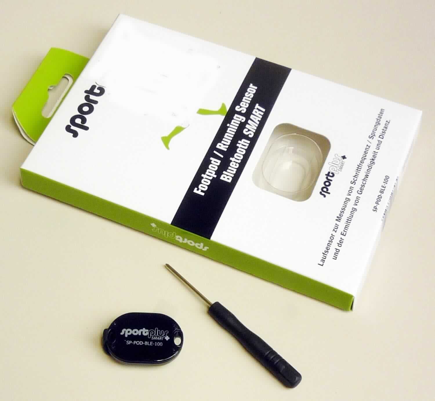 Sog. Laufsensor "Foot Pod /Running sensor" in Form einer Warenzusammenstellung in Aufmachung für den
Einzelverkauf, im Wesentlichen bestehend aus
- einem Messgerät in einem halbrunden, länglichen mit zwei Ösen und wasserdichten Kunststoffgehäuse
(170 x 115 x 15 mm, L/B/H)  mit 3D G-Sensor und integrierten Datenspeicher,
- einem Befestigungsclip aus Kunststoff,
- einem Kreutzschlitzschraubendreher für die Entfernung der Schrauben am Batteriefach und
- einer Bedienungsanleitung,
- gemeinsam in einem bedruckten Verkaufskarton verpackt (äußere Form: siehe Abbildung in der Anlage).
Der Laufsensor wird beim Lauftraining mit dem Befestigungsclip an z.B. Kleidung oder mittels Schnürsenkel und den Ösen am Sportschuh befestigt. Die Ware ermittelt die Schrittfrequenz und die Geschwindigkeit und errechnet die zurückgelegte Strecke (kombinierte Maschine; eine kennzeichnende Hauptfunktion ist nicht feststellbar) durch Integration der gemessenen dreidimensionalen Beschleunigungen im Mikrocontroller des Sensors und leitet die Daten per Bluetooth 4.0 S.M.A.R.T Technologie an ein Smartphone oder eine Pulsuhr (nicht Gegenstand der vZTA) weiter.
Die Ware wird als "anderer Geschwindigkeitsmesser als Tachometer, nicht von den Positionen 9014 und 9015 erfasst, nicht für Land- oder Luftfahrzeuge bestimmt" eingereiht.