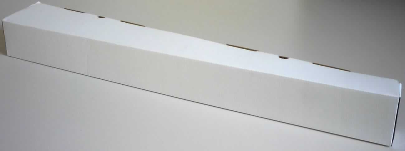 Bei dem vorgelegten Warenmuster handelt es sich um einen etwa 111,8 x 44,7 cm großen, unregelmäßig konturierten, mehrfach gerillten und mit Ausstanzungen versehenen Zuschnitt aus einwelliger, brauner Wellpappe. Die Außendecke der Wellpappe weist einen weißen Aufsrtich auf und ist mit einer dünnen Kunststofffolie überzogen. Durch einfaches Falten und Zusammenstecken wird der Zuschnitt zu einem dreidimensionalen, etwa 77,7 x 11,2 x 8,4 cm großen (L x B x H, größte Abmessungen) pyramidenförmigen Karton aufgebaut, der als Verpackung für einen Teleskopstab dient.

Abbildung siehe Anlage.

Derartige Waren gehören als "Schachteln und Kartons aus Wellpappe" zum TARIC-Code 4819 10 00 00.