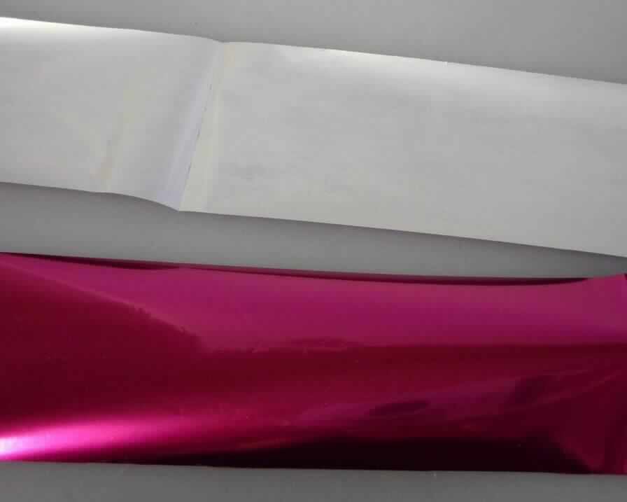 Angaben:
Prägefolie zum Aufdruck auf Kosmetikprodukte; die Folien sind Rollenwaren in verschiedenen Größen und Farben.

Feststellungen:
Metallic-pinkfarbene Folie (Rückseite silberfarben); unter Anwendung von Druck und Wärme lässt sich die pinkfarbene Beschichtung auf eine Unterlage (z.B. Papier) übertragen.

Befund: 
Prägefolie