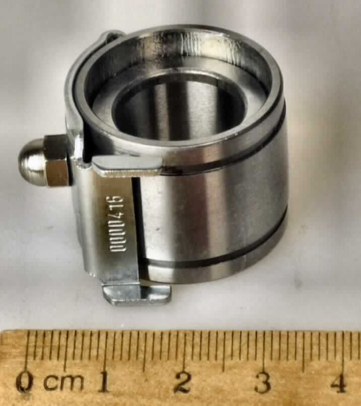 Unterwalzenlager für Ringspinnmaschine, siehe Abbildung,
Nadellager mit 16 Nadelrollen (Durchmesser 2,3 mm, Länge 9,8 mm), mit einem Innendurchmesser von ca. 16,5 mm und einem Außendurchmesser von ca. 28 mm, mit einem Außen- und Innenring aus Stahl sowie einem Käfig aus Kunststoff. Das Nadellager besitzt eine ca. 31 mm lange, gewölbte Befestigungssvorrichtung, sog. Locating cap, die mit einer verschlossenen Bohrung (Schmiernippel) versehen ist, die "Locating cap" dient zum Anbringen des Lagers an die Spinnmaschine.
Das Nadellager dient der Lagerung einer Unterwalze in einer Ringspinnmaschine.

Die Ware ist als "Wälzlager, Nadellager" einzureihen.