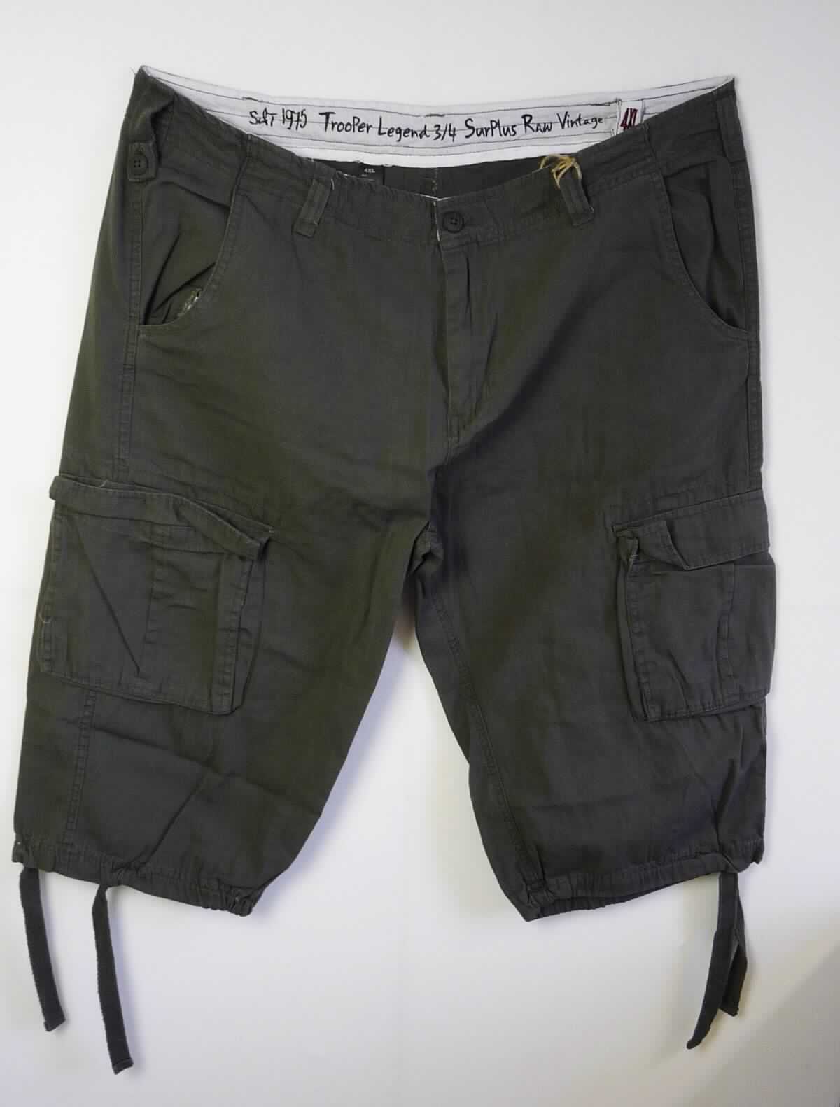 Lange Hose, sog. kurze Hose für Männer, Trooper Legend, Art. 07-5601-61, Größe 4XL, Foto siehe Anlage,
- aus ca. 0,6 mm dicken, einfarbigen Geweben aus laut Antrag 100 % Baumwolle,
- in der Taille abschließend, mit einem ca. 4,5 cm breiten Bund mit Gürtelschlaufen,
- vorn mit einer Öffnung mit Reißverschluss, verdeckt von einer von links über rechts reichenden Patte, die im 
  Bund mit einem Knopf geschlossen wird (Männerkleidung),
- mit 3/4-langen Hosenbeinen, die die Knie vollständig bedecken (Seitenlänge: ca. 75 cm),
- vorn mit zwei seitlichen Eingriffstaschen und mit zwei aufgesetzten Taschen mit Patte mit Druckknopfverschluss
  auf den Hosenbeinen, hinten mit zwei aufgesetzten Gesäßtaschen mit Patte mit Druckknopfverschluss,
- an den Beinabschlüssen durch Umschlagen und Festnähen gesäumt und mit verengenden Tunnelzügen
  ausgestattet,
- keine Arbeits- und Berufskleidung.

"Lange Hose, aus Geweben, für Männer, aus Baumwolle, keine Arbeits- und Berufskleidung, andere als in den 
 Unterpositionen 6203 4231 und 6203 4233 genannte"
