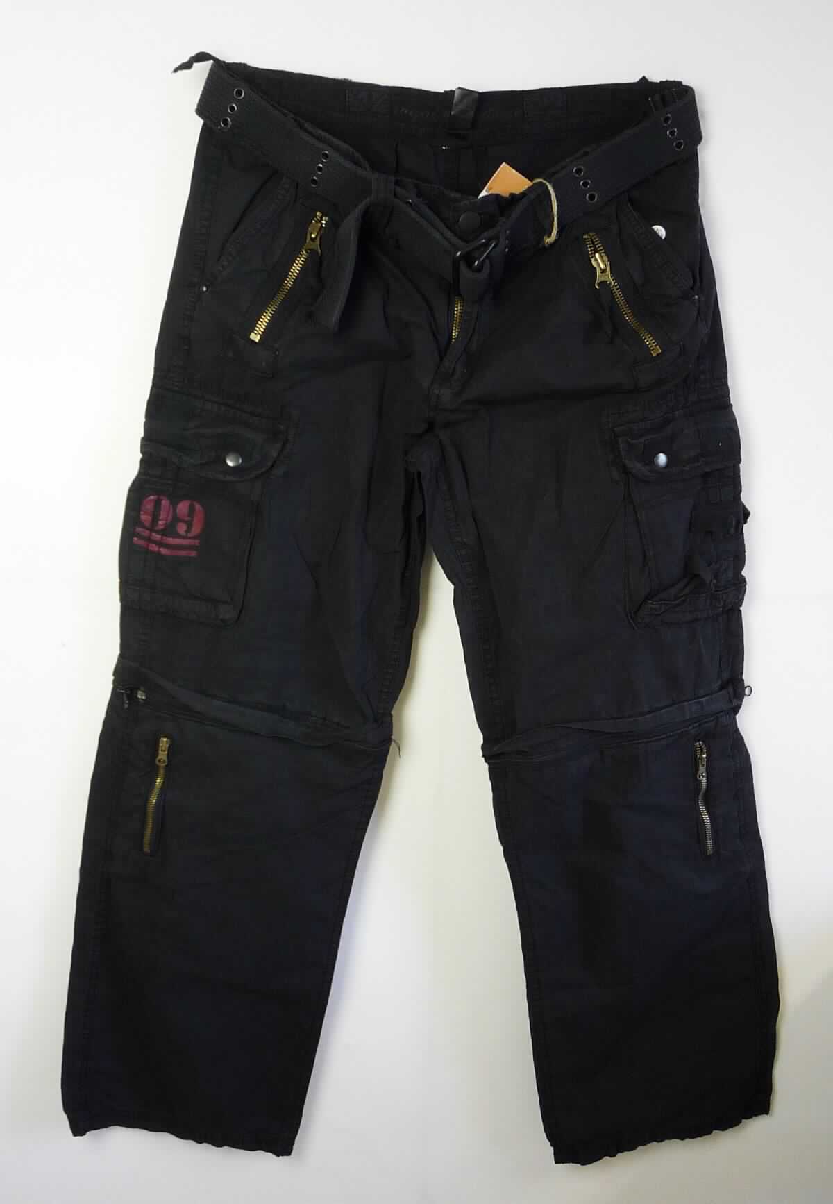 Lange Hose und Gürtel, sog. lange Hose für Männer, Royal Outback Trouser, Art. 05-3701-65, Größe XL,
Foto siehe Anlage,
- stellt sich als Warenzusammenstellung dar,
- gemeinsam für den Einzelverkauf aufgemacht und zur Befriedigung eines speziellen Bedarfs zusammengestellt,
- lange Hose:
-- aus ca. 0,4 mm dicken, einfarbigen Geweben aus laut Antrag 100 % Baumwolle,
-- in der Taille abschließend, seitlich mit durch Ösen geführten Riegeln zu verengen, mit einem ca. 4 cm breiten
   Bund mit Gürtelschlaufen,
-- vorn mit einer Öffnung mit Reißverschluss, verdeckt von einer von links über rechts reichenden Patte, die im 
   Bund mit einem Knopf geschlossen wird (Männerkleidung),
-- auf einem Hosenbein mit einem Aufdruck verziert,
-- mit köchellangen Hosenbeinen, die oberhalb der Knie durch einen Reißverschluss abgetrennt werden können,
-- vorn und hinten mit verschiedenen auf- und eingesetzten, offenen oder mit Reißverschluss bzw. mit Patte mit 
   Druckknopfverschluss ausgestatteten Taschen,
-- an den Beinabschlüssen durch Umschlagen und Festnähen gesäumt,
-- keine Arbeits- und Berufskleidung,
- Gürtel:
-- durch die Gürtelschlaufen der langen Hose gezogen,
-- mit einer Länge von ca. 134 cm und einer Breite von ca. 4,5 cm,
-- aus festen, einfarbigen Geweben aus Spinnstoffen,
-- an einem Ende mit zwei annähernd rechteckigen Ringschnallen aus unedlem Metall ausgestattet,
-- mit Metallösen verziert,
- im Hinblick auf den Umfang und die Verwendung bestimmt die lange Hose den Charakter der Waren-
  zusammenstellung.

"Lange Hose, aus Geweben, für Männer, aus Baumwolle, keine Arbeits- und Berufskleidung, andere als in den 
 Unterpositionen 6203 4231 und 6203 4233 genannte"
