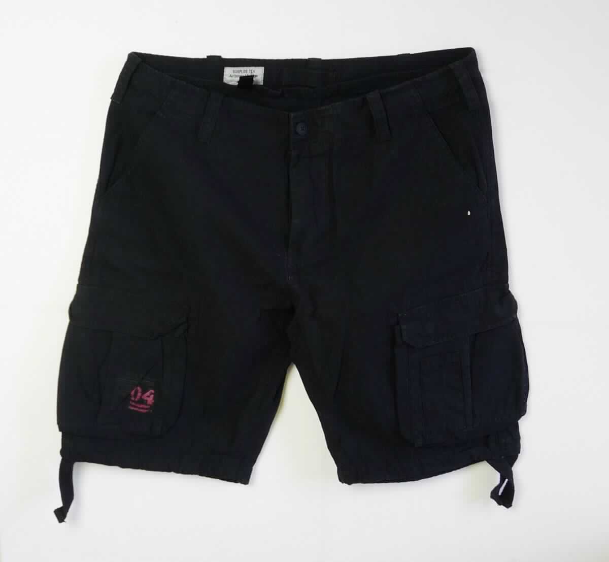 Kurze Hose, sog. kurze Hose für Männer, Airborne Short, Art. 07-3598-63, Größe XL, Foto siehe Anlage,
- aus ca. 0,7 mm dicken, einfarbigen Geweben aus laut Antrag 100 % Baumwolle,
- in der Taille abschließend, mit einem ca. 4,5 cm breiten Bund mit Gürtelschlaufen und Tunnelzug, 
- vorn mit einer Öffnung mit Knopfverschluss, verdeckt von einer von links über rechts reichenden Patte, die im 
  Bund mit einem Knopf geschlossen wird (Männerkleidung),
- mit kurzen Hosenbeinen, die nicht die Knie bedecken (Seitenlänge: ca. 55 cm),
- auf einem Hosenbein mit einem Aufdruck verziert,
- vorn mit zwei seitlichen Eingriffstaschen und mit zwei aufgesetzten Taschen mit Patte mit Druckknopfverschluss
  auf den Hosenbeinen, hinten mit zwei aufgesetzten Gesäßtaschen mit Patte mit Druckknopfverschluss,
- an den Beinabschlüssen durch Umschlagen und Festnähen gesäumt und mit verengenden Tunnelzügen
  ausgestattet.

"Kurze Hose, aus Geweben, für Männer, aus Baumwolle"