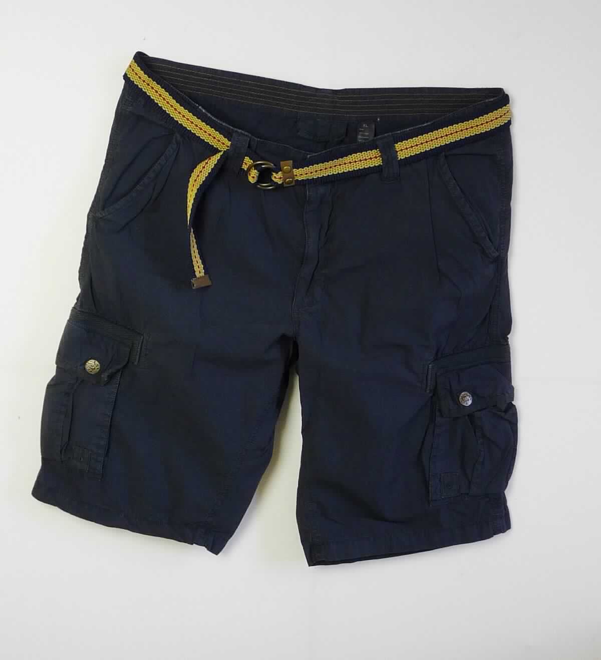 Kurze Hose und Gürtel, sog. kurze Hose für Männer, Sommer Short, Art. 07-5614-10, Größe XL, Foto siehe Anlage,
- stellt sich als Warenzusammenstellung dar,
- gemeinsam für den Einzelverkauf aufgemacht und zur Befriedigung eines speziellen Bedarfs zusammengestellt,
- kurze Hose:
-- aus ca. 0,3 mm dicken, einfarbigen Geweben aus laut Antrag 100 % Baumwolle,
-- in der Taille abschließend, mit einem ca. 4 cm breiten Bund mit Gürtelschlaufen,
-- vorn mit einer Öffnung mit Reißverschluss, verdeckt von einer von links über rechts reichenden Patte, die im 
   Bund mit einem Knopf geschlossen wird (Männerkleidung),
-- mit kurzen Hosenbeinen, die nicht die Knie bedecken (Seitenlänge: ca. 54 cm),
-- vorn mit zwei seitlichen Eingriffstaschen und mit zwei aufgesetzten Taschen mit Patte mit Druckknopfverschluss
   auf den Hosenbeinen, hinten mit zwei aufgesetzten Gesäßtaschen mit Patte mit Druckknopfverschluss,
-- an den Beinabschlüssen durch Umschlagen und Festnähen gesäumt,
- Gürtel:
-- durch die Gürtelschlaufen der kurzen Hose gezogen,
-- mit einer Länge von ca. 126 cm und einer Breite von ca. 3,5 cm,
-- aus festen, buntgewebten Geweben aus Spinnstoffen,
-- an einem Ende mit zwei runden Ringschnallen aus unedlem Metall ausgestattet,
- im Hinblick auf den Umfang und die Verwendung bestimmt die kurze Hose den Charakter der Waren-
  zusammenstellung.

"Kurze Hose, aus Geweben, für Männer, aus Baumwolle"