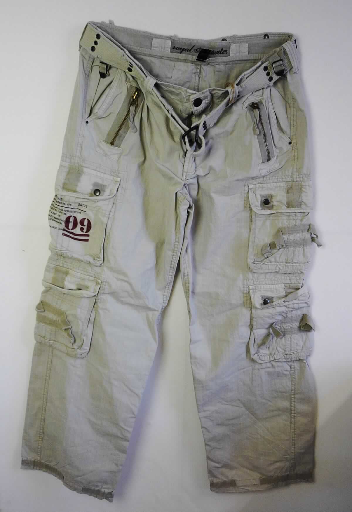 Lange Hose und Gürtel, sog. lange Hose für Männer, Royal Traveller Trouser, Art. 05-3700-68, Größe XXL, 
Foto siehe Anlage,
- stellt sich als Warenzusammenstellung dar,
- gemeinsam für den Einzelverkauf aufgemacht und zur Befriedigung eines speziellen Bedarfs zusammengestellt,
- lange Hose:
-- aus ca. 0,4 mm dicken, einfarbigen Geweben aus laut Antrag 100 % Baumwolle,
-- in der Taille abschließend, seitlich mit durch Ösen geführten Riegeln zu verengen, mit einem ca. 4,5 cm breiten
   Bund mit Gürtelschlaufen,
-- vorn mit einer Öffnung mit Reißverschluss, verdeckt von einer von links über rechts reichenden Patte, die im 
   Bund mit einem Knopf geschlossen wird (Männerkleidung),
-- auf einem Hosenbein mit einem Aufdruck verziert,
-- mit köchellangen Hosenbeinen, 
-- vorn und hinten mit verschiedenen auf- und eingesetzten, offenen oder mit Reißverschluss bzw. mit Patte mit 
   Druckknopfverschluss ausgestatteten Taschen,
-- an den Beinabschlüssen durch Umschlagen und Festnähen gesäumt,
-- keine Arbeits- und Berufskleidung,
- Gürtel:
-- durch die Gürtelschlaufen der langen Hose gezogen,
-- mit einer Länge von ca. 138 cm und einer Breite von ca. 4,5 cm,
-- aus festen, einfarbigen Geweben aus Spinnstoffen,
-- an einem Ende mit zwei annähernd rechteckigen Ringschnallen aus unedlem Metall ausgestattet,
-- mit Metallösen verziert,
- im Hinblick auf den Umfang und die Verwendung bestimmt die lange Hose den Charakter der Waren-
  zusammenstellung.

"Lange Hose, aus Geweben, für Männer, aus Baumwolle, keine Arbeits- und Berufskleidung, andere als in den 
 Unterpositionen 6203 4231 und 6203 4233 genannte"