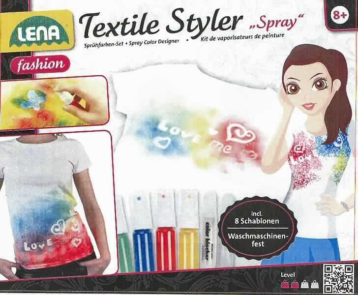 Angaben: 
LENA Textile Styler Spray; Set bestehend aus acht Klebeschablonen, einer Glitzerfarbe (6ml, Farbe: silber), einem Schablonenstift (10ml), vier Sprühtextilfarben (10ml-Sprühflasche, Farben: gelb, rot, blau, grün) und einer Anleitung mit Warnblatt, gemeinsam umverpackt und für den Einzelverkauf aufgemacht; verwendet zum Bemalen von hellen T-Shirts, Taschen und anderen Textilien mittels Sprühtechnik.
 
Befund: 
Warenzusammenstellung zum Malen (mittels Sprühtechnik) im Sinne der AV 3b), bei der die Farben im Hinblick auf die Verwendung charakterbestimmend sind.