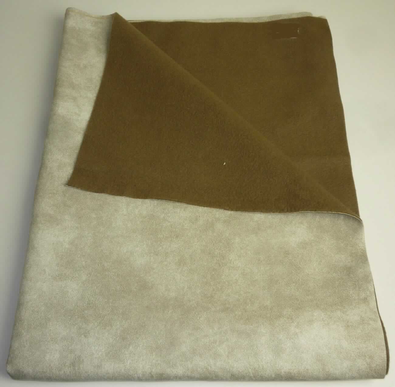Textillaminat, sog. Kettengewirke, Foto siehe Anlage,
- als Meterware; laut Antrag mit einer Breite von mehr als 30 cm,
- laut Untersuchungsergebnis:
-- aus zwei mit ihrer ganzen Fläche aufeinander liegenden und so miteinander durch Kleben verbundenen Lagen: 
--- mit einer Oberlage (Schauseite):
---- aus einem geschmirgelten und bedruckten Gewebe in Atlasbindung aus ungezwirnten, nicht hochfesten 
     Garnen, mit gefärbten Kettgarnen aus synthetischen Filamenten (lt. Antrag: Polyester) und melierten 
     Schussgarnen aus dickeren, synthetischen Filamenten und synthetischen Mikro-Spinnfasern (laut Antrag beide 
     aus Polyester), mit einem Gesamtanteil an:
----- synthetischen Filamenten von ca. 60 GHT,
----- synthetischen Spinnfasern von ca. 40 GHT,
--- mit einer Unterlage:
---- aus einem gefärbten, gerauten Kuliergewirke aus synthetischen Chemiefasern,
---- keine Elastomergarne oder Kautschukfäden enthaltend,
- insbesondere im Hinblick auf die Verwendung verleiht das die Schauseite bildende Gewebe der Ware ihren 
  wesentlichen Charakter, damit keine Ware der Position 6005.

"Gewebe aus Garnen aus synthetischen Filamenten, anderes als in den Unterpositionen 5407 10 bis 5407 84
 genannte, bedruckt"