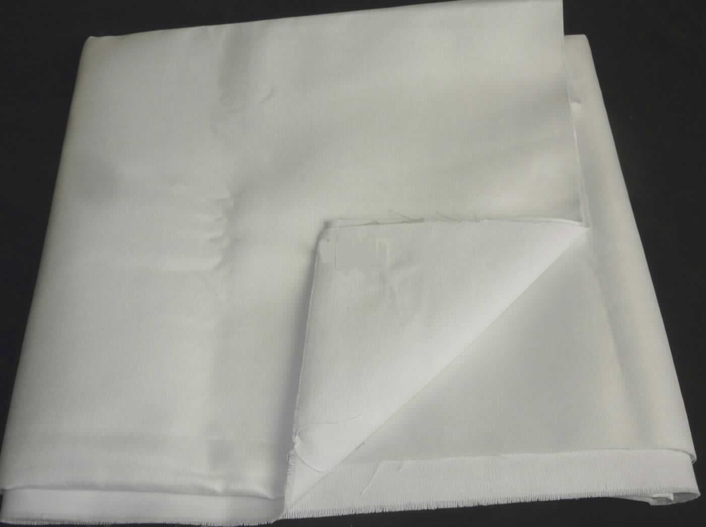 Textillaminat, sog. Gewebe, Foto siehe Anlage,
- als Meterware; mit einer Breite laut Antrag von mehr als 30 cm,
- laut Untersuchungsergebnis: 
-- aus zwei mit ihrer ganzen Fläche aufeinander liegenden und so miteinander durch Kleben verbundenen Lagen:
--- mit einer Oberlage (Schauseite):
---- aus einem buntgewebten Gewebe (melierte Garne) in Ripsbindung (andere als Leinwand- oder Köperbindung) 
      aus Kett- und Schussgarnen aus Reißspinnstoff (Baumwolle, Polyester- und Viskose-Spinnfasern mit einer 
      geringen Beimischung von u. a. Leinen, Polyamid-Spinnfasern sowie Elastomergarnen)
----- mit einem Gesamtanteil an:
------ Polyester-Spinnfasern (synthetische Spinnfasern) von ca. 45 GHT, 
------ Viskose-Spinnfasern (künstliche Spinnfasern) und Polyamid-Spinnfasern (synthetische Spinnfasern) von 
        zusammen ca. 15 GHT; somit keine Ware des Kapitels 52,
------ Baumwolle von ca. 35 GHT,
------ Leinen von ca. 5 GHT,
---- mit einem Quadratmetergewicht von ca. 270 g,
--- mit einer Unterlage:
---- aus einem weißen Gewebe in Leinwandbindung aus sythetischen Filamenten,
- insbesondere im Hinblick auf die Verwendung zur Polsterung von Möbeln bestimmt das die Schauseite bildende
  Gewebe den Charakter der Ware.

"Gewebe aus synthetischen Spinnfasern, mit einem Anteil an diesen Fasern von weniger als 85 GHT, 
 hauptsächlich mit Baumwolle gemischt, mit einem Quadratmetergewicht von mehr als 170 g, buntgewebt, 
 aus Polyester-Spinnfasern, in Ripsbindung, "