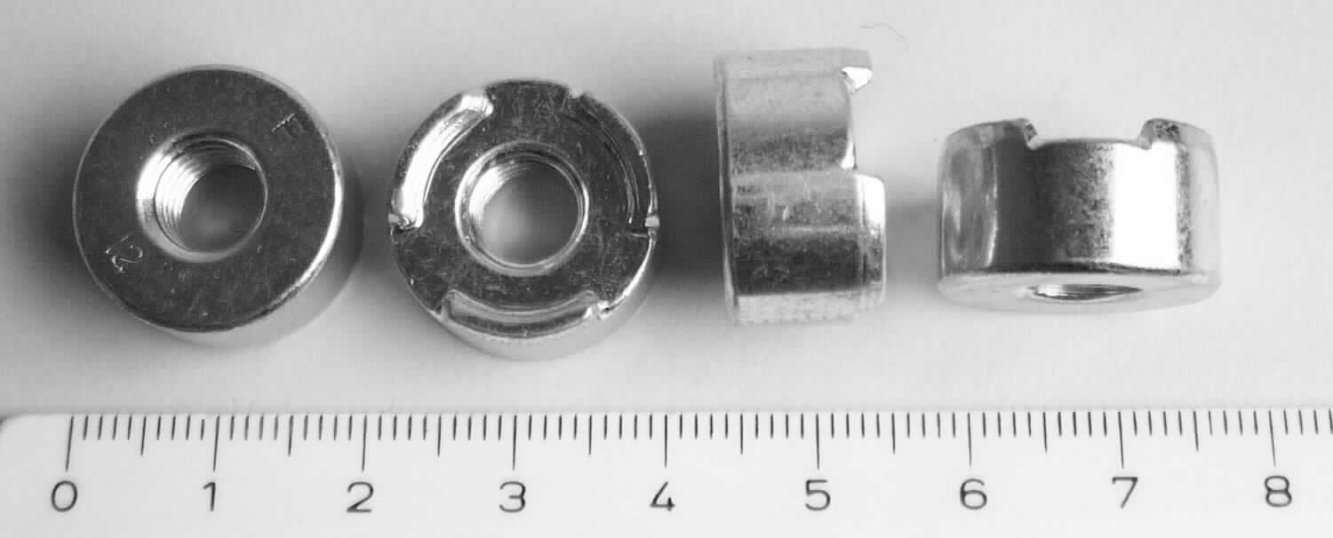 Es handelt sich um kreisrunde, zylindrische Muttern aus Stahl (kein nicht rostender Stahl), die über die gesamte Länge mit einem metrischen Innengewinde (M8) versehen sind. Auf einer Seite weisen sie drei Schweißansätze (sog. Schweißwarzen) auf.
Abmessungen: Außendurchmesser: ca. 18 mm, Länge: ca. 8,4 mm.
-Antragstellerangaben-

Abbildung siehe Anlage.

Derartige Erzeugnisse gehören als "andere Muttern aus Stahl (kein nicht rostender Stahl), mit Gewinde, mit einer Lochweite von 12 mm oder weniger"  zur Codenummer 7318 1692 90 0 des Zolltarifs.