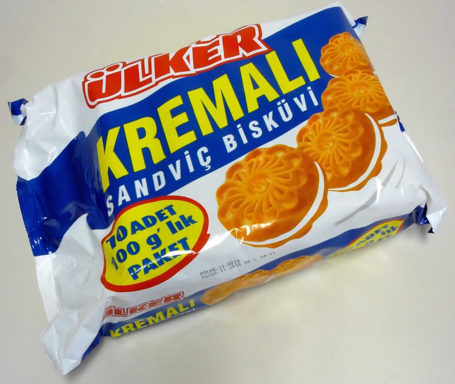 Doppelkekse mit Cremefüllung

Antragsangaben:
106-2 Ülker Kremali Doppelkeks mit Cremefüllung (10er Pack) 1000 g

Beschreibung des vorgelegten Warenmusters:
Bunt bedruckter Schlauchfolienbeutel, der Aufdruck enthält Angaben zum Erzeugnis (Doppelkekse mit Creme-
füllung; 10 x 100 g) und den Zutaten (siehe Feld 8); darin in nicht bedruckten, farblosen Schlauchfolienbeuteln 
abgepackte Stapel von gemusterten, hellbraunen, runden Doppelkeksen (Durchmesser ca. 3,8 cm; Höhe ca. 
1,4 cm), gefüllt mit einer hellen Fettcreme; Geschmack nach Mürbegebäck mit Creme, süß.

Wassergehalt im Keksanteil: 12 GHT oder weniger (nach der Produktspezifikation)
Fettgehalt im Keksanteil: 35 GHT oder weniger (abgeleitet aus der Produktspezifikation)
Stärke/Glucose*: 25 bis weniger als 50 GHT
Saccharose/Invertzucker/Isoglucose**: 5 bis weniger als 30 GHT
Milchfett: 0 bis weniger als 1,5 GHT (nach der Produktspezifikation)
Milchprotein: weniger als 2,5 GHT (nach der Produktspezifikation)

*: festgestellt gemäß VO (EG) 900/2008, VO (EU) 118/2010 
**: festgestellt gemäß VO (EG) 900/2008

Backware, Kekse gesüßt, ohne kakaohaltigen Überzug, mit einem Gehalt an Milchfett von weniger als 8 GHT, 
Doppelkekse mit Füllung