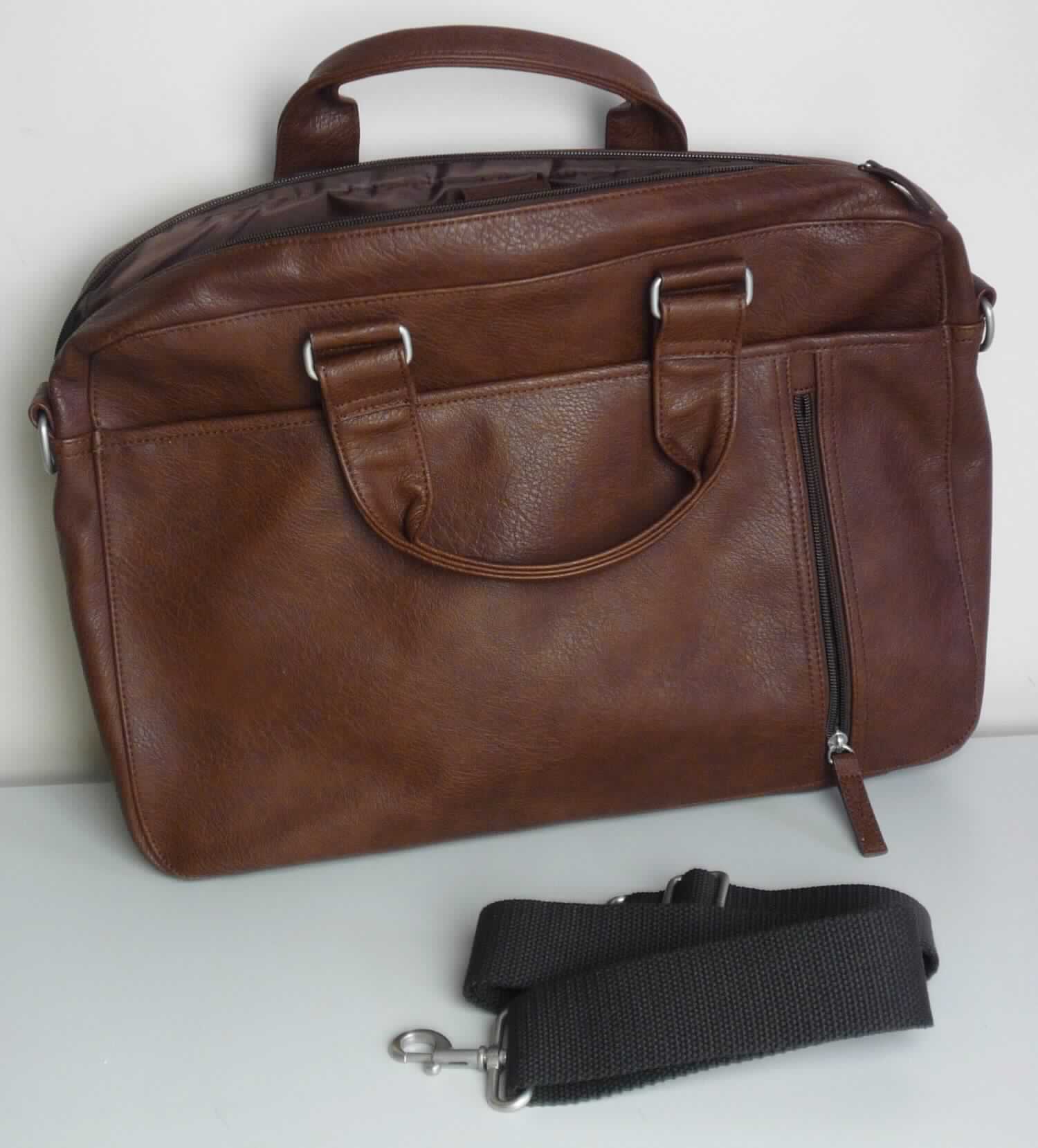 Aktentaschenähnliches Behältnis, sog. Borelli Businesstasche braun, Abbildung siehe Anlage, 
- mit einer Außenseite aus braunen, geprägten Kunststofffolien auf einer Unterlage aus Spinnstoffen,
- mit den Abmessungen von ca. 41 cm (Breite) x 31 cm (Höhe) x 9 cm (Tiefe), 
- mit zwei Handtragegriffen und einem abnehmbaren, verstellbaren Schultertragegurt aus Spinnstoffen, 
- auf der Vorderseite mit einem großen, aufgesetzten und einem kleinen, eingesetzten Reißverschlussfach, 
- mit einem Reißverschluss entlang des oberen Randes zu öffnen, 
- innen mit einem gepolsterten Notebookfach mit Klettverschlussriegel, einem eingesetzten Reißverschlussfach und 
  einem Einsteckfach; gefüttert. 

"Aktentaschenähnliches Behältnis, mit Außenseite aus Kunststofffolien"