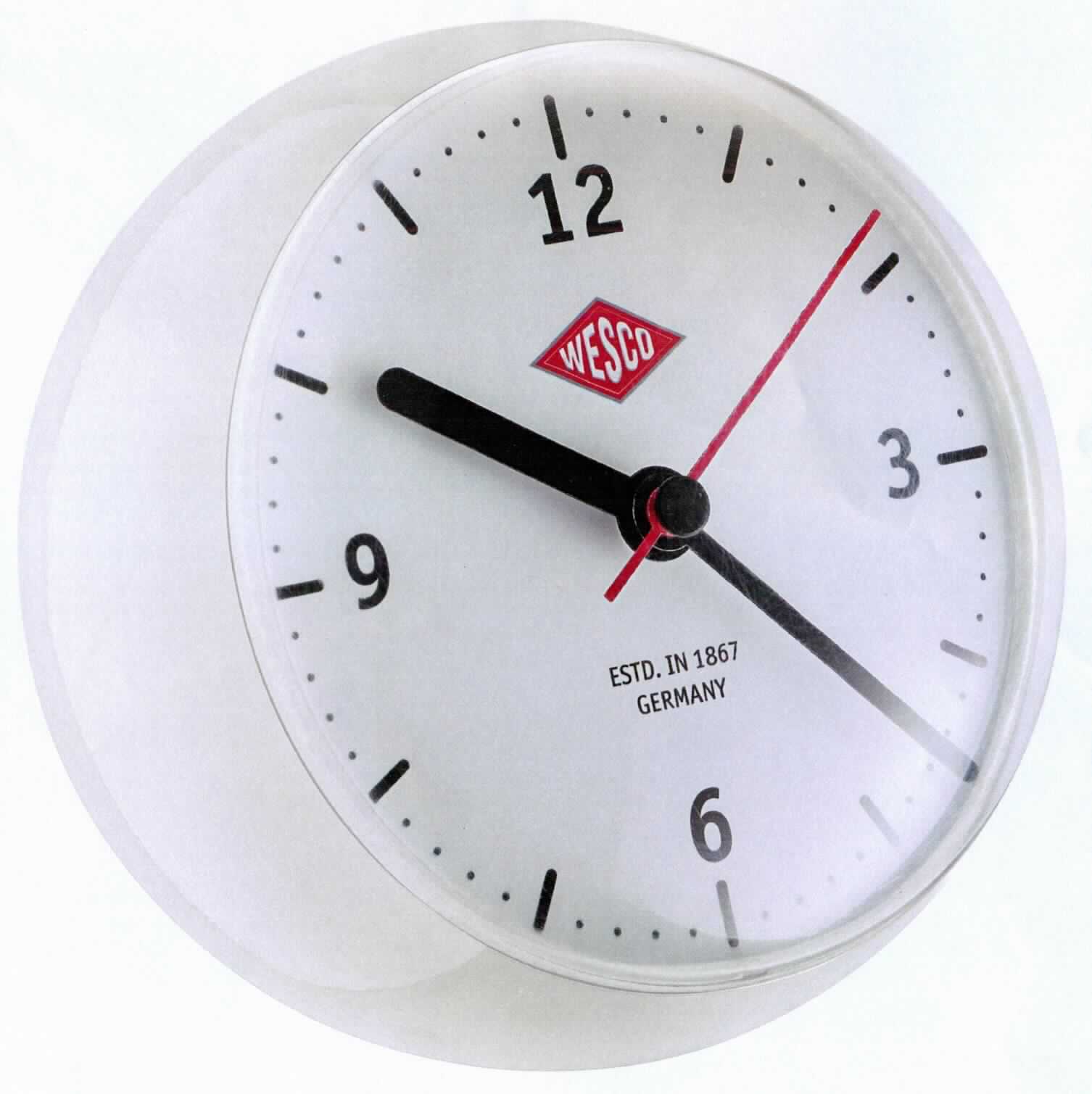 Bei der als Mini Clock bezeichneten Ware handelt es sich um eine zusammengesetzte Ware, bestehend aus einer runden Tischuhr für den Innenbereich und einem Kurzzeitmesser. 

Die Uhr mit einem Kunststoffgehäuse (Durchmesser ca. 12 cm) verfügt über ein analoges Anzeigefeld mit Stunden-, Minuten- und Sekundenzeiger, sowie über ein batteriebetriebenes Uhrwerk (kein Kleinuhr-Werk), das in einem ca. 5,6 cm x 5,4 x 1,6 cm großen Gehäuse untergebracht ist. Auf der Rückseite ist ein Kurzzeitmesser für Einstellungen von 1 bis 55 Minuten angebracht, der über ein Läutwerk verfügt. 

Die Uhr ist auf Grund der Verwendung der charakterbestimmende Bestandteil der zusammengesetzten Ware.

Das in einem Pappkarton verpackte Erzeugnis ist als "andere als in den Positionen 9101 bis 9104 erfasste Uhr, kein Wecker und keine Wanduhr, elektrisch betrieben" einzureihen.