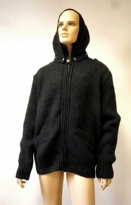Blouson, sog. Strickjacke Delta Paxton, Art. 40-3681-03, Größe XL, Foto siehe Anlage,
- aus ca. 3,4 mm dicken, einfarbigen Gewirken aus laut Antrag 100 % Baumwolle,  
- über den Schritt reichend (Rückenlänge: ca. 74 cm),
- mit einem Stehkragen und einer abknöpfbaren Kapuze,
- ungefüttert,
- vorn mit einer durchgehenden Öffnung mit Reißverschluss, 
- ohne Hinweise auf den Trägerkreis (unisex),
- mit langen Ärmeln, die über den unteren Rand des Kleidungsstücks hinausreichen,
- an den Ärmelenden mit angesetzten, verengenden, gerippt gewirkten Bündchen,
- mit zwei eingesetzten Taschen unterhalb der Taille,
- am unteren Rand mit einem verengenden, gerippt gewirkten Bund,
- das Kleidungsstück erfüllt die Voraussetzungen zur Einreihung als Blouson, somit keine Strickjacke 
  der Position 6110.

"Blouson aus Gewirken, für Frauen, aus Baumwolle"