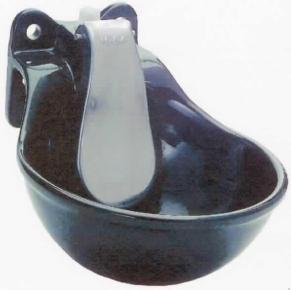 Stall-Tränkebecken,
zusammengesetzte Ware bestehend aus einer schüsselartigen Vorrichtung aus Gusseisen und einem speziellen Rückschlagventil (charakterbestimmend in Bezug auf die Verwendung). Das Ventil wird mittels einer Druckzunge aus Gusseisen ausgelöst. Das Tränkebecken wird in Ställen zur Wasserversorgung der Tiere eingesetzt. Die Tiere betätigen die Druckzunge, um Wasser in das Becken laufen zu lassen (siehe Abbildung).

Das Stall-Tränkebecken ist als "Rückschlagventil aus Gusseisen, nicht für bestimmte Luftfahrzeuge" einzureihen.