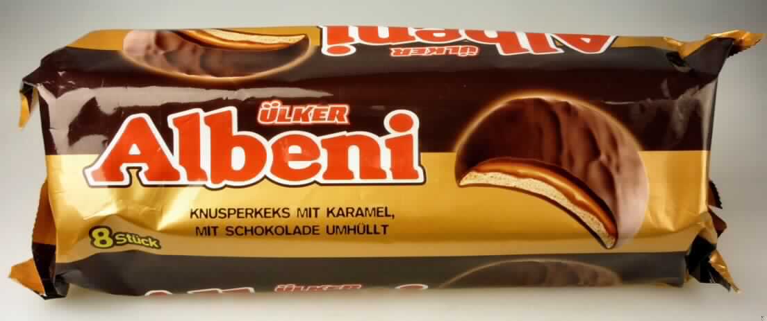 Kekse mit Karamell und Schokoladenüberzug

Ein Warenmuster in Originalverpackung  und vertrauliche Angaben zur Zusammensetzung (s. Feld 8) wurden 
vorgelegt. Ein Erzeugnis mit gleicher Rezeptur, jedoch abweichender Artikelnummer, wurde im Rahmen der 
Erteilung von vZTA DE 17072/10-1 untersucht.

Bunt bedruckter Schlauchfolienbeutel mit Angaben zum Produkt (Knusperkeks mit Karamell, mit Schokolade 
umhüllt, 8 x 43 g) und zu den Zutaten; darin runde, hellbraune Kekse (Durchmesser ca. 7 cm, Höhe: ca. 1,5 cm) 
mit Karamellmasse auf der Oberseite und vollständig mit Schokolade überzogen; Geschmack: nach süßem Ge-
bäck, Schokolade und Karamell. 

Wassergehalt im Keksanteil*: 12 GHT oder weniger
Fettgehalt im Keksanteil*: 35 GHT oder weniger 
Stärke/Glucose**: 5 bis weniger als 25 GHT
Saccharose/Invertzucker/Isoglucose***: 30 bis weniger als 50 GHT
Milchfett*: 1,5 bis weniger als 3 GHT
Milchprotein*: 2,5 bis weniger als 6 GHT

*  : lt. Rezepturangaben
** : festgestellt gemäß VO (EG) Nr. 900/2008, VO (EU) Nr. 118/2010 im Rahmen der Erteilung von 
      vZTA DE 17072/10-1
***: festgestellt gemäß VO (EG) Nr. 900/2008 im Rahmen der Erteilung von vZTA DE 17072/10-1

Backware, kakaohaltig, Kekse gesüßt, ganz mit Schokolade überzogen, in Umschließungen mit einem Gewicht 
des Inhalts von mehr als 85 g