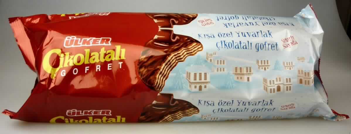 Waffeln mit Schokoladenüberzug

Ein Warenmuster in Originalverpackung und vertrauliche Angaben zur Zusammensetzung (s. Feld 8) wurden 
vorgelegt.

Bunt bedruckter Schlauchfolienbeutel mit Angaben zum Produkt (Hazelnut cream filled wafer enrobed in 
milk chocolate; 304 g) und zu den Zutaten; darin runde Waffeln (Durchmesser: ca. 6,5 cm) aus mehreren 
Schichten Waffel mit brauner Cremefüllung und vollständig mit dunkler Schokolade überzogen; 
Geschmack: nach süßem Waffelgebäck, Haselnuss und Schokolade.

Wassergehalt*: 10 GHT oder weniger
Stärke/Glucose**: 5 bis weniger als 25 GHT
Saccharose/Invertzucker/Isoglucose***: 30 bis weniger als 50 GHT
Milchfett*: weniger als 1,5 GHT
Milchprotein*: weniger als 2,5 GHT

*  : lt. Rezepturangaben
** : festgestellt gemäß VO (EG) Nr. 900/2008, VO (EU) Nr. 118/2010
***: festgestellt gemäß VO (EG) Nr. 900/2008

Backware, Waffel mit einem Wassergehalt von 10 GHT oder weniger, ganz mit Schokolade überzogen, 
in unmittelbaren Umschließungen mit einem Gewicht des Inhalts von mehr als 85 g