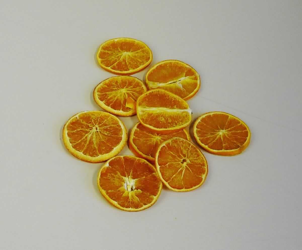Orangenscheiben, getrocknet, für Dekorationszwecke

Orangebraune, bis zu 6 cm große und 2 bis 3 mm dicke Scheiben von getrockneten Orangen (Fruchtfleisch 
und Schale); Geruch getrockneten Orangen entsprechend. Es ergeben sich keine Hinweise auf eine Bearbei-
tung, die über die bei getrockneten Früchten des Kap. 8 zulässigen Verfahren hinausgeht.

Zitrusfrüchte (Orangen), getrocknet
