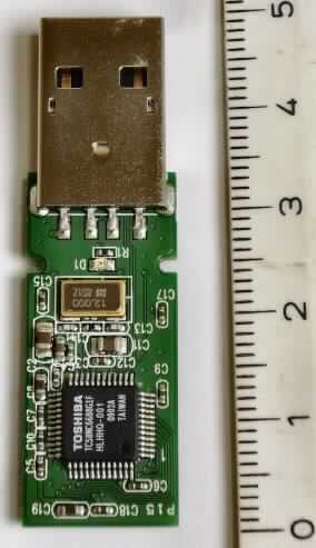 Der USB-Speicherstick (PCBA - Printed Circuit Board Assembly) besteht im Wesentlichen aus einer mit einem Flash-Speicher (NAND-Flash) und einem Chipcontroller sowie weiteren passiven diskreten Bauelementen bestückten Leiterplatte mit USB-Anschluss (Speicherkapazität 1 bis 64 GB).

Der Stick enthält keine Aufzeichnung und ist zur Datenaufzeichnung und -wiedergabe nach Anschluss an die USB-Schnittstelle unterschiedlicher Geräte bestimmt.
Trotz fehlendem Gehäuse weist die Ware im vorliegenden Zustand die wesentlichen Beschaffenheitsmerkmale der vollständigen Ware auf.

Das Erzeugnis ist als "Halbleiter-Aufzeichnungsträger, nicht flüchtige Halbleiterspeichervorrichtung, ohne Aufzeichnung" einzureihen.

Anlage: 1 Abbildung
