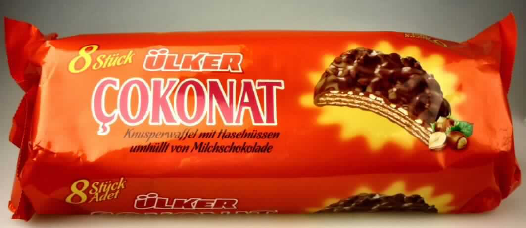 Waffeln mit Schokoladenüberzug

Ein Warenmuster in Originalverpackung und vertrauliche Angaben zur Zusammensetzung (s. Feld 8) wurden 
vorgelegt.

Bunt bedruckter Schlauchfolienbeutel mit Angaben zum Produkt (Knusperwaffel mit Haselnüssen, umhüllt 
von Milchschokolade; 264 g) und zu den Zutaten; darin runde Waffeln (Durchmesser: ca. 6 cm) aus mehre-
ren Schichten Waffel mit brauner Cremefüllung und vollständig mit dunkler Schokolade überzogen, die mit 
Nussstücken durchsetzt ist; 
Geschmack: nach süßem Waffelgebäck, Haselnuss und Schokolade.

Wassergehalt*: 10 GHT oder weniger
Stärke/Glucose**: 5 bis weniger als 25 GHT
Saccharose/Invertzucker/Isoglucose***: 30 bis weniger als 50 GHT
Milchfett*: 1,5 bis weniger als 3 GHT
Milchprotein*: weniger als 2,5 GHT

*  : lt. Rezepturangaben
** : festgestellt gemäß VO (EG) Nr. 900/2008, VO (EU) Nr. 118/2010
***: festgestellt gemäß VO (EG) Nr. 900/2008

Backware, Waffel mit einem Wassergehalt von 10 GHT oder weniger, ganz mit Schokolade Überzogen, 
in unmittelbaren Umschließungen mit einem Gewicht des Inhalts von mehr als 85 g