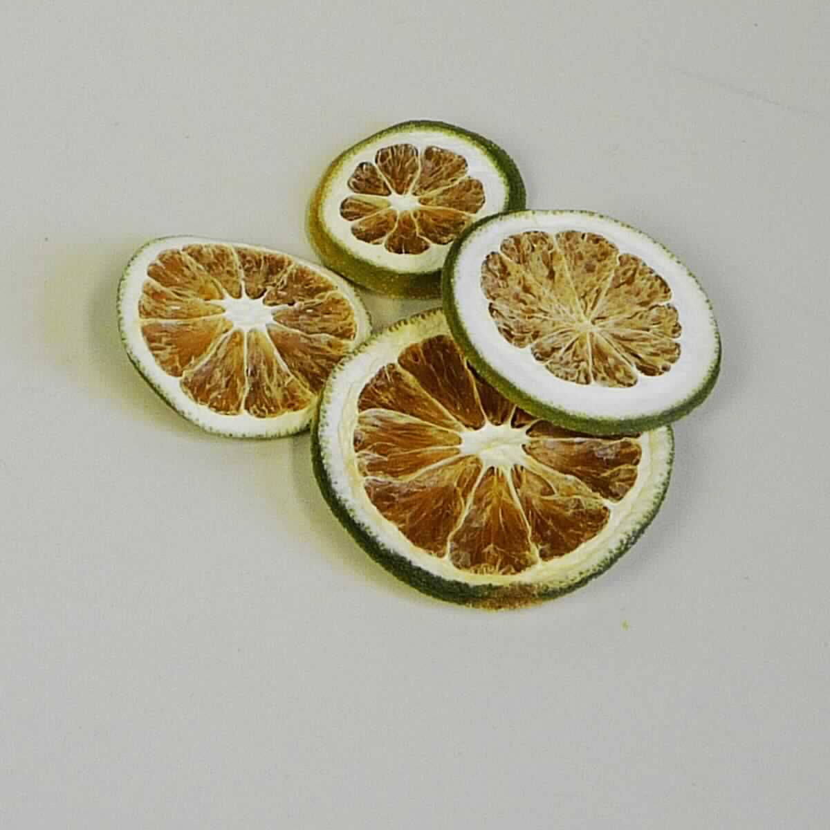 Limonenscheiben, getrocknet, für Dekorationszwecke

Gelbbraune, bis zu 6 cm große und 2 bis 3 mm dicke Scheiben von getrockneten Zitronen (Fruchtfleisch und 
Schale); Geruch getrockneten Zitronen entsprechend. Es ergeben sich keine Hinweise auf eine Bearbeitung, 
die über die bei getrockneten Früchten des Kap. 8 zulässigen Verfahren hinausgeht.

Zitrusfrüchte (Zitronen), getrocknet