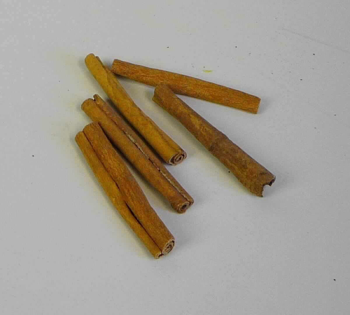 Nach den Antragsangaben und der vorgelegten Warenprobe handelt es sich bei dem Dekorationsgewürz (Art. 288278) um getrocknete, etwa 8 cm lange, unbehandelte Zimtstangen (Indonesischer Zimt; Cinnamomum burmannii).

Die zu Dekorationszwecken bestimmten Zimtstangen sind sortenrein in einem Plastikbeutel mit bedruckter Headerkarte mit einem Gewicht von 100 g für den Einzelverkauf aufgemacht.

Die beabsichtige Verwendung zu Dekorationszwecken steht der Einreihung nicht entgegen.

Zolltarifrechtlich handelt es sich um "anderen Zimt als von Bäumen der Art "Cinnamomum zeylanicum Blume", weder gemahlen noch sonst zerkleinert".