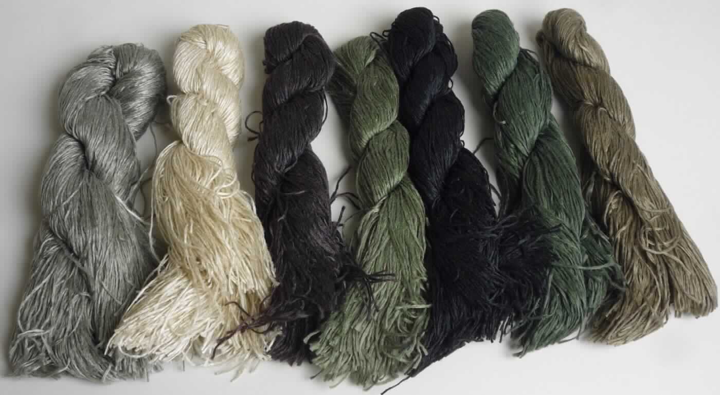 Garne, sog. Tarnfadenset "Ghillie", Foto siehe Anlage,
- als siebenteiliges Sortiment jeweils im Strang gemeinsam in einem Polybeutel mit Pappaufhänger verpackt,
- lt. Untersuchungsergebnis:
-- aus verschiedenen, gefärbten, verwirbelten und auf Länge geschnittenen Garnen aus synthetischen Filamenten 
   (lt. Antrag aus Polyester),
-- nicht gezwirnt (u. a. damit kein Nähgarn),
-- mit einem Gewicht je Strang von 20-22 g (somit in Aufmachung für den Einzelverkauf),
-- mit einem Titer von ca. 1770 dtex (somit u. a. kein Bindfaden).

"Garne aus synthetischen Filamenten, kein Nähgarne, in Aufmachung für den Einzelverkauf"