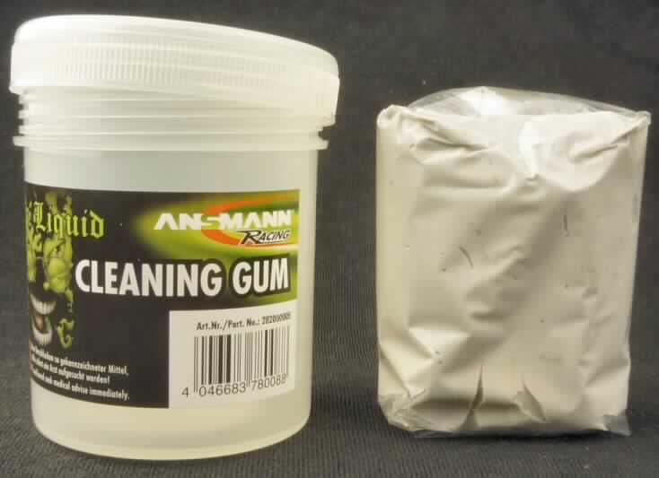 Angaben: 
Cleaning Gum, Art.-Nr. 282000005, Modelliermasse zum Reinigen von Fahrzeugen durch kreisende, polierende Bewegungen, Bestandteile: Kreide, Wasser und Öl

Feststellungen: 
graue, plastische Knetmasse, in einer Menge von ca. 180 g verpackt in einer Plastikfolie in einer durchsichtigen Kunststoffbox in Aufmachung für den Einzelverkauf
Es ist davon auszugehen, dass die Masse mit ihren einzelnen Bestandteilen für den vorgesehenen Verwendungszweck besonders zubereitet ist. Die Anwendung erfolgt in kreisenden, polierenden Bewegungen, d.h.die Lackreinigung beruht im wesentlichen auf einem abrasiven Effekt (Wegpolieren von verschiedenartigen Oberflächenablagerungen). Die Ware ist damit den ebenfalls  auf der Wirkung von Abrasivstoffen basierenden Lackreinigern der Position 3405 an die Seite zu stellen.

Befund:
Poliermittel für Karosserien und ähnliche Autopflegemittel