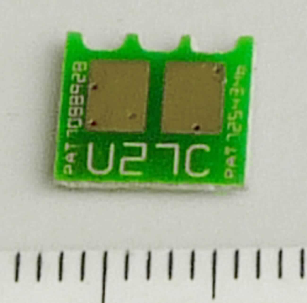 Sog. Chip für Tonerkartusche, in Form einer ca. 9 x 7 mm großen, gedruckten Schaltung, die mit einem Speicherchip und weiteren Bauelementen bestückt sowie auf der Unterseite mit Kontaktflächen bzw. Leiterbahnen versehen ist.

Der Speicherchip enthält Informationen über die eingesetzte Tonerkartusche und ist zum Einbau in spezielle Toner bestimmt.

Die Ware wird als "Halbleiter-Aufzeichnungsträger, anderer als von den Unterpositionen (HS) 8523 51 und 8523 52 erfasst, mit Aufzeichnung" eingereiht.

Anlage: 1 Abbildung
