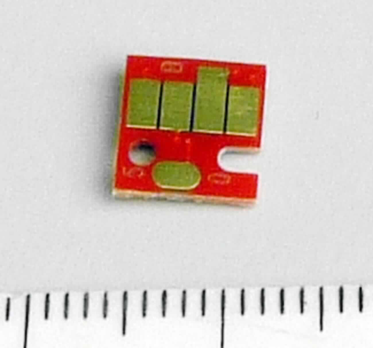 Sog. Chip für Tintenpatrone, in Form einer ca. 7 x 7 mm großen, gedruckten Schaltung, die mit einem Speicherchip in einer Vergussmasse und weiteren Bauelementen (u.a. mit einer LED) bestückt sowie auf der Unterseite mit Kontaktflächen bzw. Leiterbahnen versehen ist.

Der Speicherchip enthält Informationen über die eingesetzte Tintenpatrone und ist zum Einbau in spezielle Tintenbehältnisse bestimmt.

Die Ware wird als "Halbleiter-Aufzeichnungsträger, anderer als von den Unterpositionen (HS) 8523 51 und 8523 52 erfasst, mit Aufzeichnung" eingereiht.

Anlage: 1 Abbildung