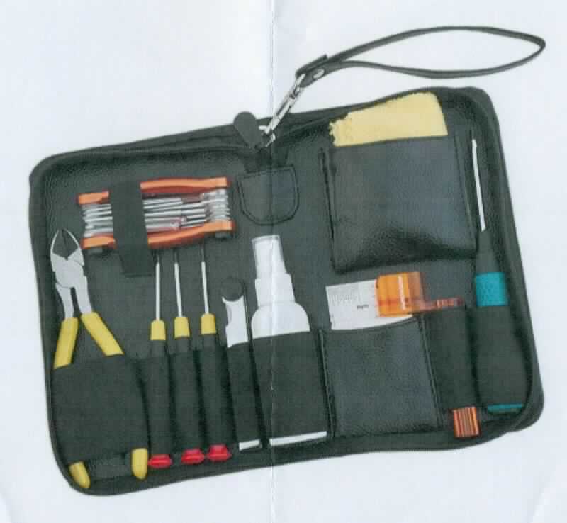 "Gitarrenzubehörset"; 
Warenzusammenstellung in Aufmachung für den Einzelverkauf, bestehend aus

- einer Zusammenstellung von Werkzeugen aus zwei oder mehr der Pos. 8202 bis 8205
  (= Pos. 8206), bestehend aus

- - einer Zange (Seitenschneider), mit arbeitendem Teil aus unedlem Metall (Pos. 8203)

- - zwei Schlitzschraubendrehern und zwei Kreuzschlitz-Schraubendrehern jeweils
    aus unedlem Metall mit Griff aus Kunststoff (Pos. 8205)

- - 12 Schraubwerkzeugen mit Außensechskant, jeweils aus unedlem Metall, fest arretiert 
     in einem Rahmen, die mangels Anschlags frei um die Achse des Rahmens bewegt und 
    dadurch gleichermaßen als Winkelschraubendreher als auch als Schraubendreher mit 
    geradem Antrieb genutzt werden können; aufgrund der verschiedenen Funktionen gehören 
    diese Bestandteile in Anwendung der AV 3 c) zu der letztgenannten der für sie gleichermaßen 
    in Betracht kommenden Positionen (= Pos. 8205)

- einem Reinigungstuch (Mikrofasertuch)

- einem Reinigungsmittel in einer Kunststoffflasche mit einem Pumpaufsatz

- einer Saitenkurbel aus Kunststoff, bestehend aus einem drehbaren Kurbelgriff und einem 
  ausgehöhlten Kurbelkopf

- einem Saitenhöhen-Lineal mit verschiedenen Skalierungen, u. a. mm und Inch

- einer Fühlerlehre, bestehend aus ausklappbaren Lehren zum Messen unterschiedlicher 
  Größen
 
- aufgemacht in einer speziell für die Aufnahme der o.a. Erzeugnisse hergerichteten 
  und zum dauernden Gebrauch geeigneten Ledertasche

- die Werkzeugzusammenstellung der Pos. 8206 bestimmt den Charakter der 
  Warenzusammenstellung aufgrund des Wertes und der Menge

Abbildung siehe Anlage.

Derartige Erzeugnisse gehören als "Zusammenstellungen von Werkzeugen, mit arbeitendem
Teil aus unedlem Metall, aus zwei oder mehr der Positionen 8202 bis 8205, in Aufmachungen
für den Einzelverkauf" zum TARIC-Code 8206 0000 00.