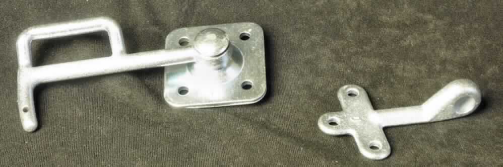 Es handelt sich um aus unedlem Metall gefertigte, zweiteilige Erzeugnisse, bestehend aus
- einer rechteckigen Grundplatte, die mit vier Lochungen versehen ist, mit einem daran angebrachten L-förmigen Haken, der an der Oberseite mit einem U-förmigen Bogen ausgestattet ist, 
- einer etwa T-förmigen Montageplatte mit drei kreisrunden Lochungen, die an einem Ende zu einer Öse ausgearbeitet ist. 
Die Erzeugnisse werden an PKW-Anhängern befestigt und dienen zum Verschließen der Bordwände.

Abbildung siehe Anlage. 

Derartige Erzeugnisse gehören als "andere Beschläge aus unedlen Metallen, für Karosserien (Kraftfahrzeuge)" zur Codenummer 8302 3000 00 des Integrierten Zolltarifs der EG (TARIC).