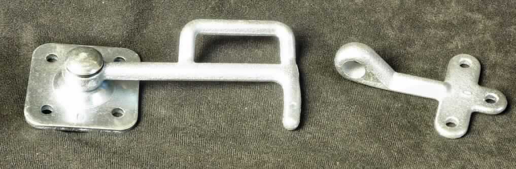 Es handelt sich um aus unedlem Metall gefertigte, zweiteilige Erzeugnisse, bestehend aus
- einer rechteckigen Grundplatte, die mit vier Lochungen versehen ist, mit einem daran angebrachten L-förmigen Haken, der an der Oberseite mit einem U-förmigen Bogen ausgestattet ist, 
- einer etwa T-förmigen Montageplatte mit drei kreisrunden Lochungen, die an einem Ende zu einer Öse ausgearbeitet ist. 
Die Erzeugnisse werden an PKW-Anhängern befestigt und dienen zum Verschließen der Bordwände.

Abbildung siehe Anlage. 

Derartige Erzeugnisse gehören als "andere Beschläge aus unedlen Metallen, für Karosserien (Kraftfahrzeuge)" zur Codenummer 8302 3000 00 des Integrierten Zolltarifs der EG (TARIC).