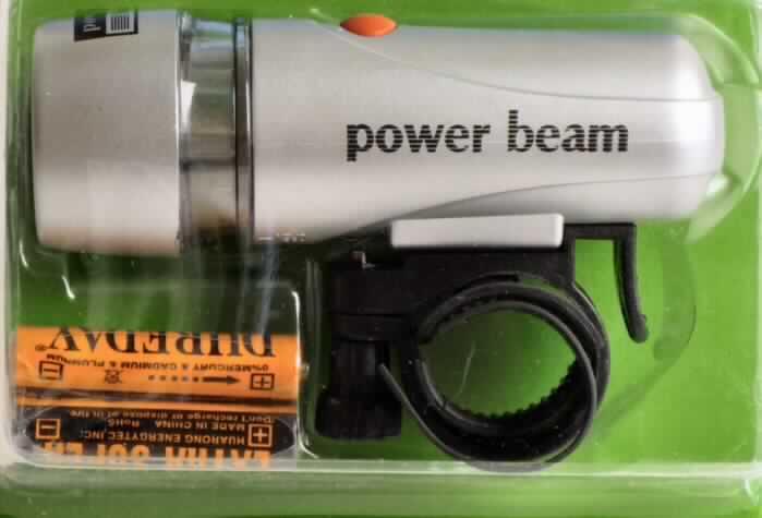 Fahrradleuchte,
- in Form einer Frontleuchte (Dauerlicht und Blinklicht lt. Verpackungsangaben) 
  aus fünf LEDs auf einer mit aktiven und passiven Bauelementen bestückten gedruckten 
  Schaltung in einem zylinderförmigen Kunststoffgehäuse, mit Batteriefach und 
  Druckschalter, auf einer abziehbaren Kunststoffhalterung zum Befestigen der Leuchte 
  am Lenker,
- gemeinsam verpackt mit vier Batterien und drei flexiblen Befestigungsstreifen aus Kunststoff
  in einer Blisterpackung  (Beipack).
 (Abbildung siehe Anlage)

Die Fahrradleuchte bestimmt den Charakter des Ganzen.

"Elektrisches Beleuchtungs- und Sichtsignalgerät von der für Fahrräder verwendeten Art 
 (Warenzusammenstellung aus Fahrradleuchte -charakterbestimmend- und Beipack)"