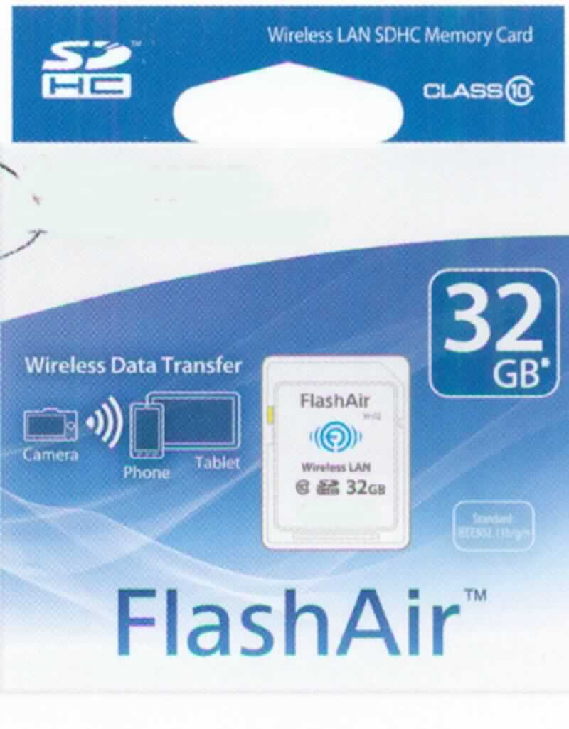 Es handelt sich bei dem Erzeugnis "SDHC-Speicherkarte FlashAir" um eine Standard SD Memory Card mit Flash-Speicher (8 GB, 16 GB oder 32 GB Speicherkapazität) und integrierter WLAN-Funktion. 

In dem rechteckig geformten Gehäuse (Abmessungen: 32 x 24 x 2,1 mm) mit einer 8-pin Anschlussleiste sind auf einer gedruckten Schaltung mehrere ICs (integrierten Schaltungen) montiert, mindestens bestehend aus einem nicht flüchtigen Speicher (Speicherbaustein mit MLC-Technologie), einem WLAN-Chip, einer Antenne und einem Controller.

Zu den Funktionen zählen die Datenspeicherung sowie der kabellose Datenaustausch (Senden und Empfangen) zwischen verschiedenen Geräten (z.B. PC und Kamera). Die das Ganze kennzeichnende Hauptfunktion der kombinierten Maschine stellt die Datenspeicherung dar.
Die Speicherkarte - ohne Aufzeichnung - ist mit einem zum dauernden Gebrauch geeigneten Kunststoffbehältnis aufgemacht.

Das Erzeugnis wird als "Halbleiter-Aufzeichnungsträger, nicht flüchtige Halbleiterspeichervorrichtung, ohne Aufzeichnung" eingereiht.

Anlage: 1 Abbildung