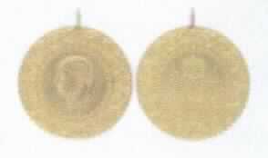 Es handelt sich runde Erzeugnisse aus einer Goldlegierung (916,6/1000) mit einem Feingewicht von etwa 3,22 g und einem Durchmesser von etwa 22 mm, die oben mit einer Aufhängeöse aus unedlem Metall ausgestattet sind. Die Erzeugnisse sind auf der Vorderseite u. a. mit einem eingeprägten Bildnis von Atatürk, auf der Rückseite u. a. mit dem Prägejahr (verschieden) und beidseitig mit Ornamenten und Sternen versehen.
-Antragstellerangaben-

Eine Einreihung als Münze in die Position 7118 kommt nicht in Betracht, da die Waren durch ihre Ausstattung mit einer Öse zu einem Schmuckanhänger und damit zu einem Schmuckstück verarbeitet worden sind.

Abbildung siehe Anlage.

Derartige Erzeugnisse gehören als "Schmuckwaren aus Edelmetallen (Gold)" zum TARIC-Code 7113 1900 00.