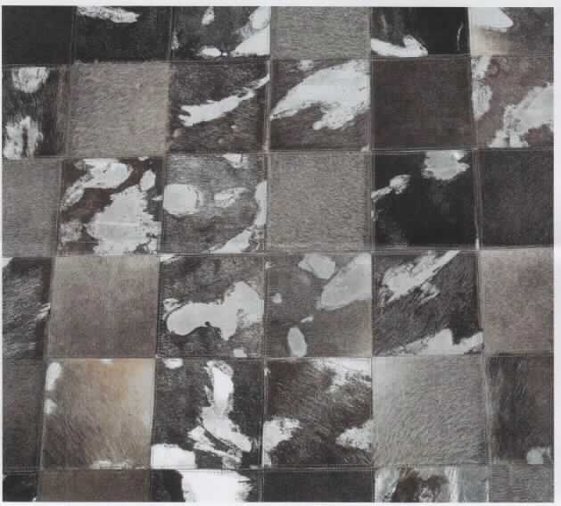 Teppich aus Pelzfellen, sog. Teppich "Cosmo Grey Fur", Art. 32973, Foto siehe Anlage,
ein Warenmuster wurde nicht vorgelegt, die Einreihung erfolgt anhand der Antragsangaben,
- rechteckiger Teppich mit einer Größe von ca. 170 x 200 cm,
- aus kleinen, quadratischen Abschnitten aus Pelzfellen zusammengenäht,
- - aus mit dem Haarkleid gegerbten und zugerichteten (gefärbten) Fellen von Rindern, 
- mit einem an der Unterseite angenähten Gewebe aus Spinnstoffen (Baumwolle) verstärkt,
- die Pelzfelle bestimmen insbesondere nach dem äußeren Erscheinungsbild den wesentlichen Charakter
  der zusammengesetzten Ware.

"Andere Ware aus Pelzfellen"