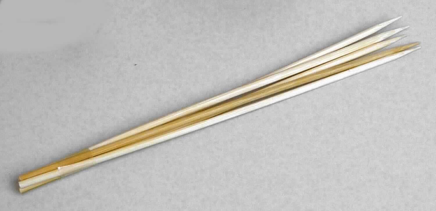 Schaschlikspieße,
- naturfarbene, gerundete, einseitig angespitzte Stäbchen aus Bambus (lt. Antrag) mit einer Länge 
  von 20 cm sowie einem Durchmesser von 3 mm,
- zur Verwendung als Fleischspieße.
(Abbildung siehe Anlage)

"Andere als in den Positionen 4401 bis 4420 erfasste Ware aus Holz, keine Kleiderbügel, aus Bambus;
 sog. Schaschlikspieße"