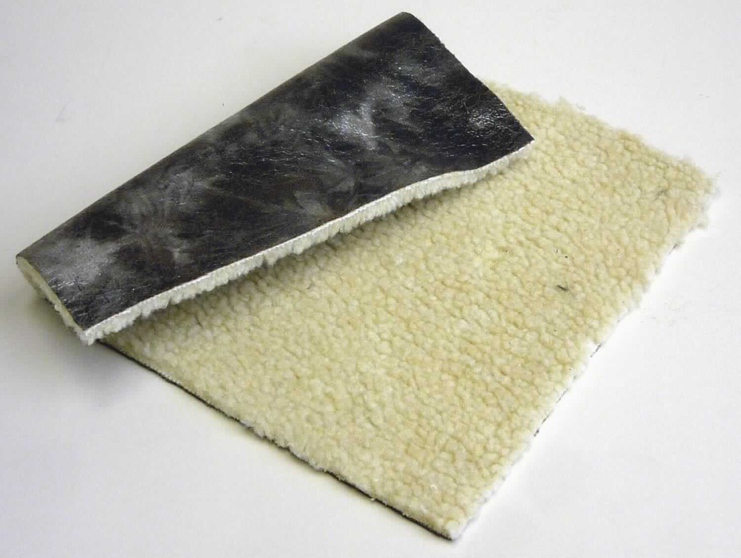 Textillaminat, Foto siehe Anlage,
- als Meterware; mit einer Breite von laut Antrag 145 cm,
- laut Untersuchungsergebnis:
-- aus zwei mit ihrer ganzen Fläche aufeinander liegenden und so miteinander durch Kleben verbundenen Lagen: 
-- ohne Schauseite, da beidseitig verwendbar ("doubleface"),
--- mit einer Lage (Florseite):
---- aus einem ca. 5 mm dicken Plüschgewirke aus synthetischen Chemiefasern (Polyester und Polyacryl); 
      Hochflorerzeugnis,
--- mit einer Lage (glatte Seite):
---- aus einem ca. 0,7 mm dicken, geschmirgeltem und musterbildend bedruckten Kettengewirke aus 
      synthetischen Chemiefasern (laut Antrag: Polyester),
---- keine Elastomergarne oder Kautschukfäden enthaltend,
- laut Antrag zur Herstellung von Schuhen,
- insbesondere im Hinblick auf den Umfang verleiht das Plüschgewirke der Ware gegenüber dem Kettengewirke 
  ihren wesentlichen Charakter.

"Plüsch (Hochflorerzeugnis), gewirkt, aus synthetischen Chemiefasern"
