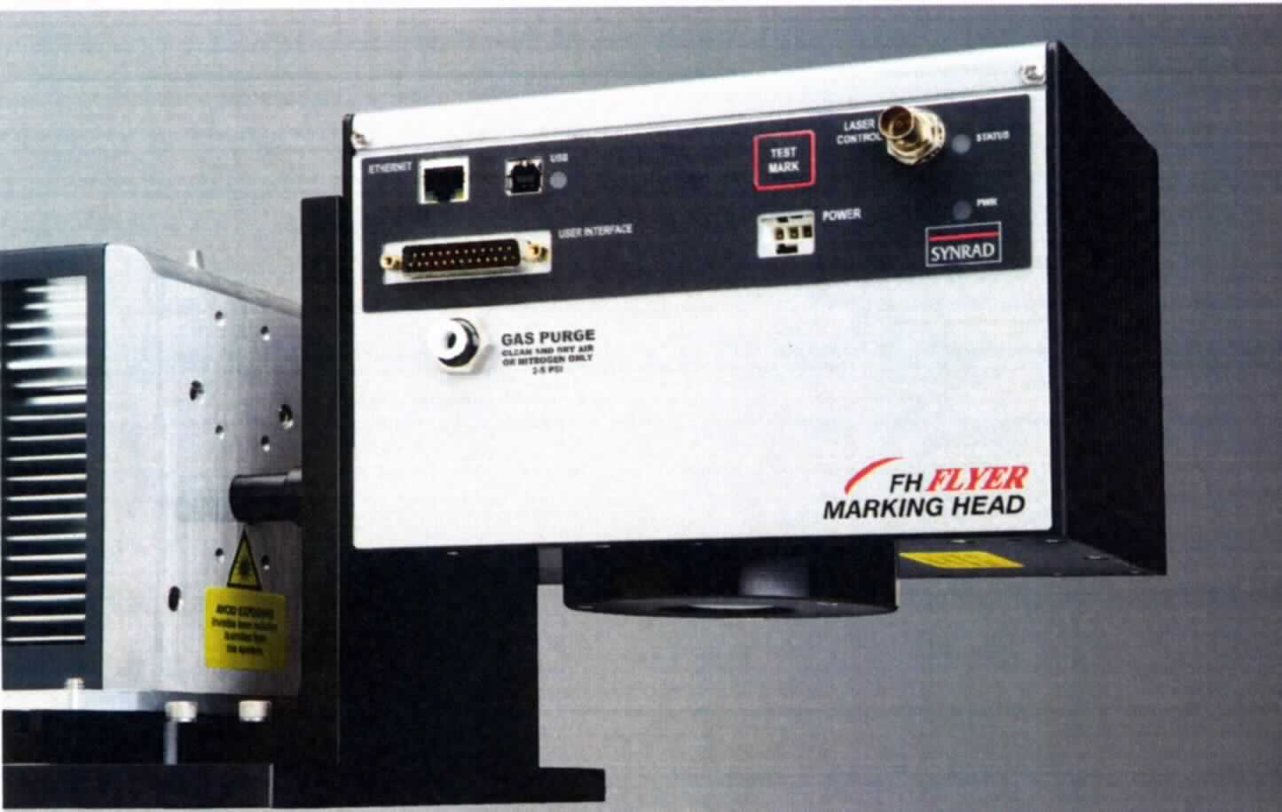 Sog. Flyer Marking Head FH-U, 
- aus einer luftgekühlten Lasereinheit (CO2-Laser) mit Laserstrahl-Positioniersystem, Strahlführung 
  mit Umlenkspiegeln und Linsen sowie Stromversorgungseinheit, in einem blockförmigen Gehäuse 
  (Abmessungen LxBxH: ca. 21,45 x 13,7 x 13,7 cm) mit Lüftungsschlitzen und Anschlusselementen 
  (Abbildung siehe Anlage),
- zum Beschriften und Kennzeichnen von Werkstücken aus unterschiedlichen Materialien (Glas, Kunststoff, 
  Metall, usw.) durch Materialabtragung mittels Laserstrahl.

"Werkzeugmaschine zum Abtragen von Stoffen aller Art durch Laserstrahl, keine Ware der Codenummer 8456 1110 00 0 - sog. Flyer Marking Head"