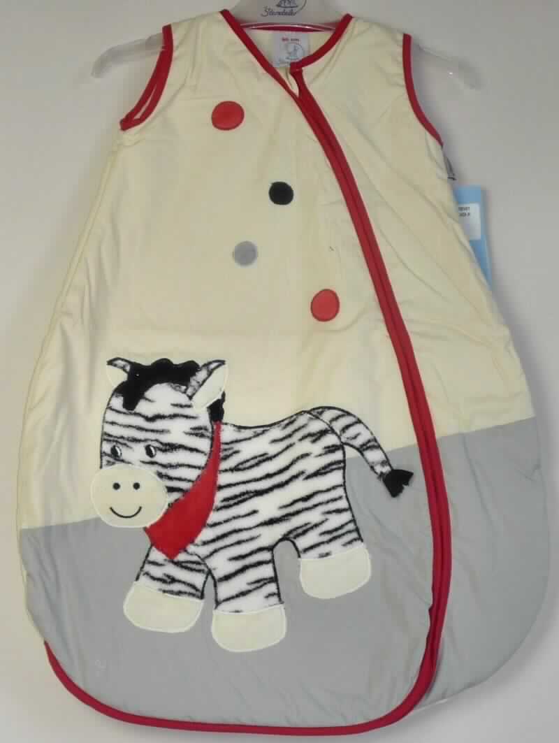 Schlafkleidung für Kleinkinder, sog. Sommerschlafsack Zebra, Art. Nr. 94330, Größe 60, Foto siehe Anlage,
- auf einem Kleiderbügel aufgehängt,
- aus ca. 0,3 mm dicken, verschiedenen einfarbigen Geweben, laut Antrag aus 100 % Baumwolle,
- mit einer Länge von ca. 60 cm,
- durchgehend gefüttert,
- mit einem leicht halsfernen Ausschnitt,
- vorn mit einer schräg nach links verlaufenden und am unteren Rand nach rechts weitergeführten Öffnung mit 
  Reißverschluss, am oberen Rand mit einer kurzen, von rechts auf links überlappenden Patte,
- ärmellos,
- am Halsausschnitt, den Armausschnitten und entlang der Öffnung mit kontrastfarbenen Randeinfassungen,
- vorn mit diversen Applikationen (u. a. in Form eines stilisierten Zebras) verziert,
- aufgrund der Länge von weniger als 86 cm handelt es sich um Kleidung für Kleinkinder der Position 6209 
  (Erstlingsausstattung).

"Kleidung für Kleinkinder, aus Geweben, aus Baumwolle"