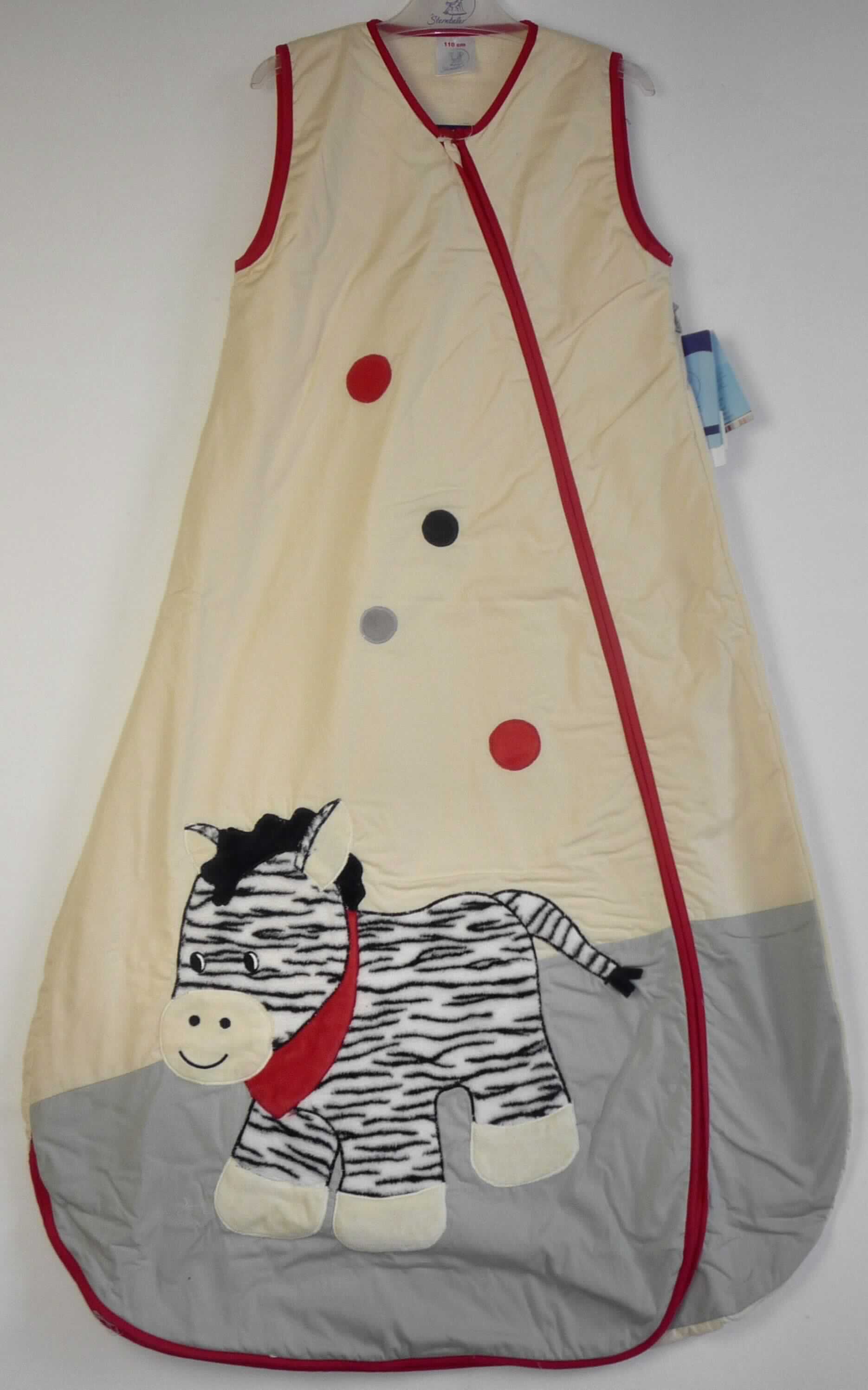 Schlafkleidung, sog. Sommerschlafsack Zebra, Art. Nr. 94333, Größe 110, Foto siehe Anlage,
- auf einem Kleiderbügel aufgehängt,
- aus ca. 0,3 mm dicken, verschiedenen einfarbigen Geweben, laut Antrag aus 100 % Baumwolle,
- mit einer Länge von ca. 107 cm,
- durchgehend gefüttert,
- mit einem leicht halsfernen Ausschnitt,
- vorn mit einer schräg nach links verlaufenden und am unteren Rand nach rechts weitergeführten Öffnung mit 
  Reißverschluss, am oberen Rand mit einer kurzen, von rechts auf links überlappenden Patte (Mädchenkleidung),
- ärmellos,
- am Halsausschnitt, den Armausschnitten und entlang der Öffnung mit kontrastfarbenen Randeinfassungen,
- vorn mit diversen Applikationen (u. a. in Form eines stilisierten Zebras) verziert,
- aufgrund der Länge/Größe nicht für Kleinkinder mit einer Körpergröße von bis zu 86 cm bestimmt,
  somit keine Kleidung der Position 6209.

"Kleidung, andere als in den Positionen 6201 bis 6210 und in den Unterpositionen 6211 11 bis 6211 20 genannte, 
 aus Geweben, für Mädchen, aus Baumwolle, andere als in den Unterpositionen 6211 4210 bis 6211 4242 
 genannte"